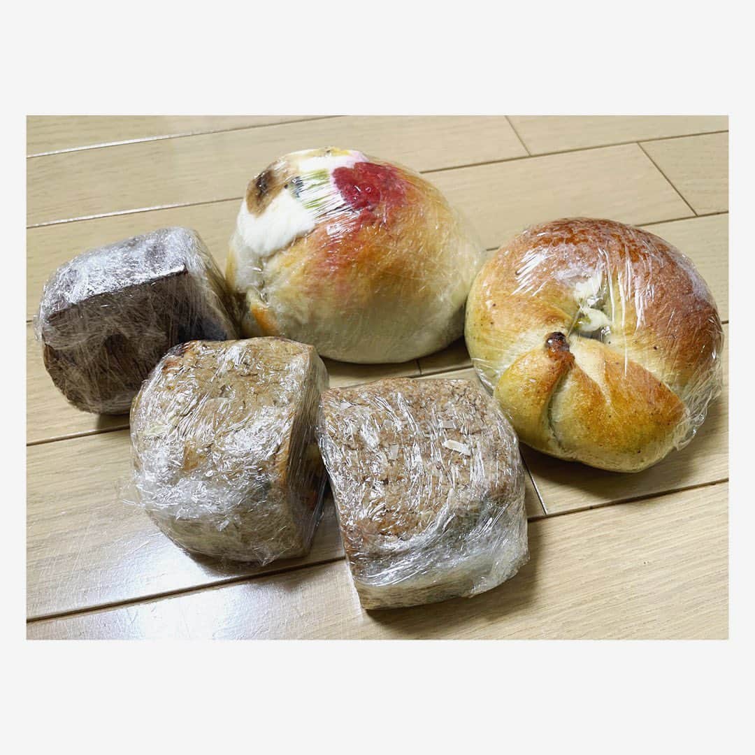 小川麻琴さんのインスタグラム写真 - (小川麻琴Instagram)「大好きな @fujibagel さんのベーグルとスコーン🥹❤️  このお店の商品は、 どれも素材にめちゃくちゃこだわってるから安心して食べれるし、何より一個で満腹になるから凄くお気に入りなんだ🥰  今回のも初めて食べる商品ばかりだから、とっても楽しみです😍  #フジベーグル  #身体に優しい  #ベーグル #スコーン #まことパン #まことベーグル #パンスタグラム」9月25日 14時48分 - 1029_makoto