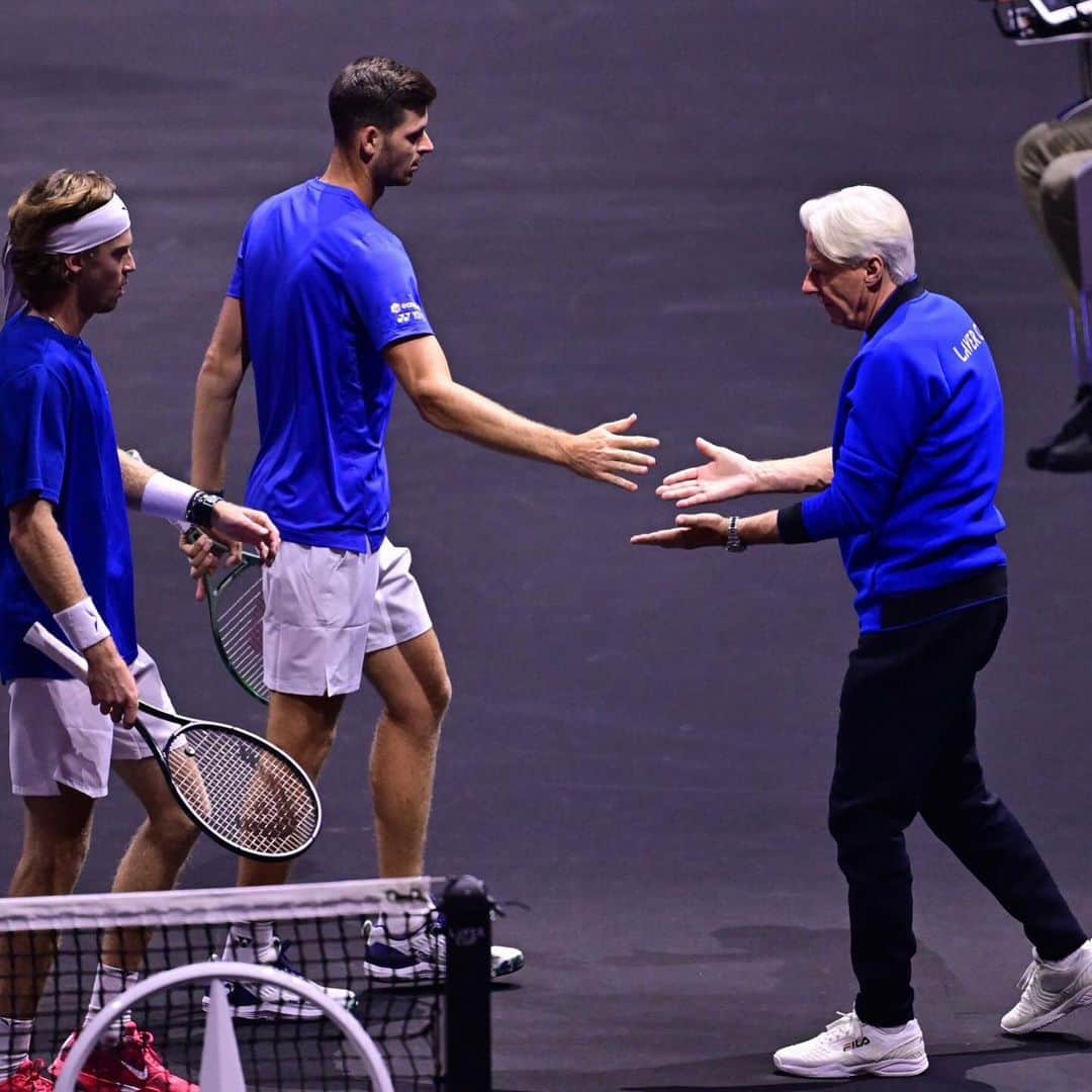 フベルト・フルカチュのインスタグラム：「It was a privilege to be a part of Team Europe at this year’s @lavercup 🔵 The scoreboard wasn’t what we hoped for but it was an honor and a great learning experience to be able to play in front of the absolute legends of our game. Thank you to everyone who came and cheered on both teams this weekend in Vancouver. And big congrats to Team World for a great performance 🏆  #LaverCup」
