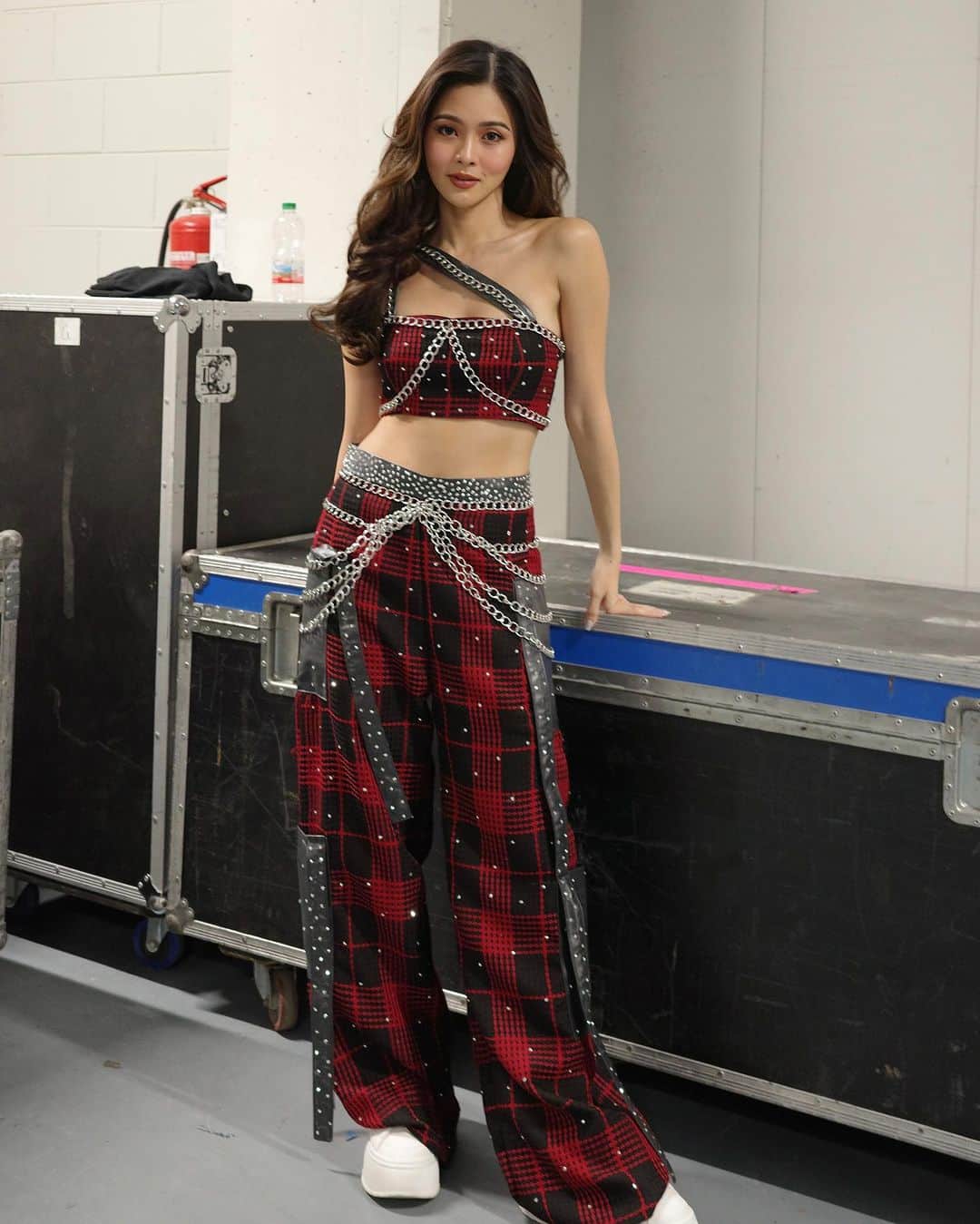 Kim Chiuさんのインスタグラム写真 - (Kim ChiuInstagram)「𝐖𝐇𝐄𝐍 𝐈𝐍 𝐌𝐈𝐋𝐀𝐍 backstage #ootd 📸🇮🇹  Purple gown by THE @michael5inco ✨💜🥰   Thank you @adrianneconcept and @miss.vince_ for preparing everything for the show!😘 #asapinmilan」9月25日 14時56分 - chinitaprincess