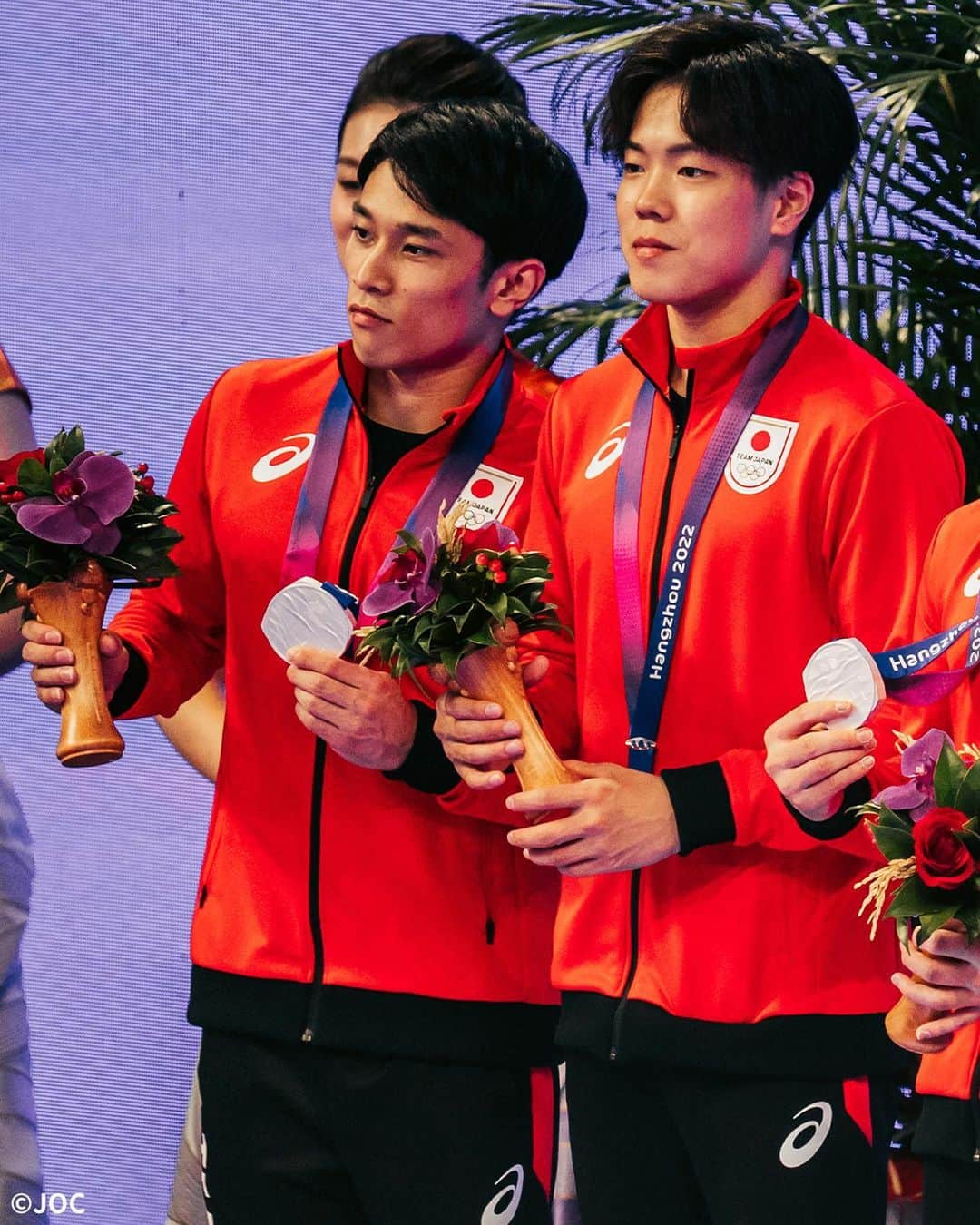 日本オリンピック委員会さんのインスタグラム写真 - (日本オリンピック委員会Instagram)「𝐌𝐎𝐌𝐄𝐍𝐓📷 #体操競技 男子団体 決勝  開催国の強豪・中国🇨🇳に あと一歩まで迫った #TEAMJAPAN 🇯🇵  メダルセレモニー終了後は 銀メダルを手に、笑顔を見せてくれました🥈💐  アジア大会の視聴はTBS📺 @tbstvs1   #gymnastics  #杭州アジア大会 #HangzhouAsianGames #TEAMJAPAN #がんばれニッポン」9月25日 14時56分 - teamjapanjoc