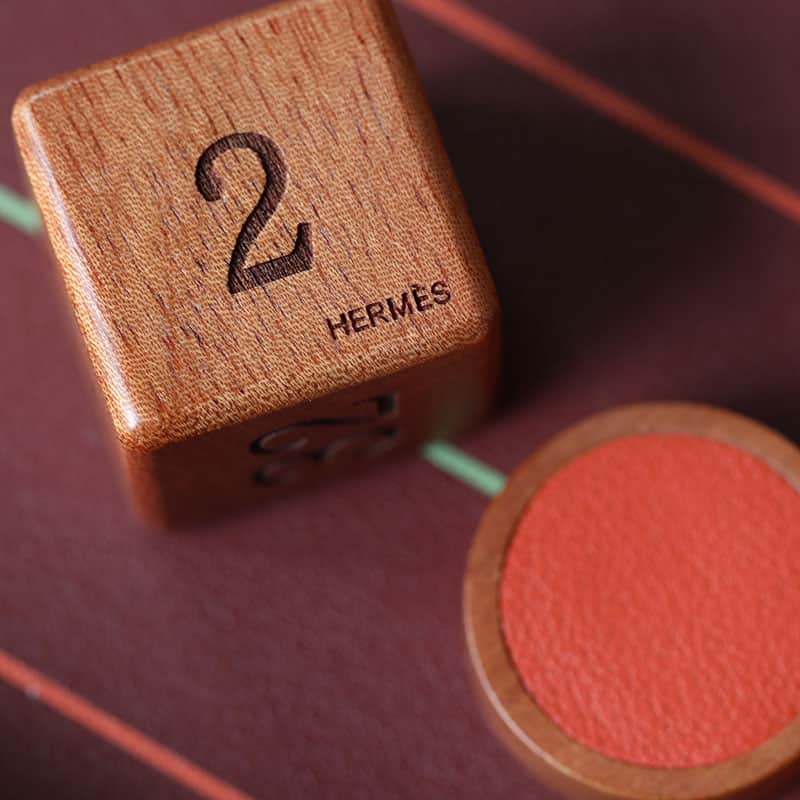 UOMOさんのインスタグラム写真 - (UOMOInstagram)「【エルメス、30の小物。】DAY 21 「NOMADE MAGELLAN」  カードやミニチェスなどさまざまなボードゲームをラインナップするエルメスのホームコレクション。満を持してバックギャモンが加わった。折り畳み式のプレートやコマは天然マホガニー製で、コマにはヴォー・スウィフトの革張りが。オブジェとしても美しく、部屋に置いておくだけで気分が上がる。コンパクトに持ち運べるからリビングルームで、アウトドアで、といろいろなシチュエーションで楽しめる。  国王ヘンリー8世の時代、1526年にイギリスのトマス・ウルジー卿が、運に左右されるボードゲームの焼き捨てを発令した。その後バックギャモンボードは折り畳み式となって、本を装い流通したという逸話を持つ。そんな物語にも思いを馳せながら、秋の夜長にゲームを楽しみたい。縦44×横41×マチ2.4cm（オープン時）。  バックギャモン￥1,021,900／エルメス（エルメスジャポン）  #エルメス30の小物 #エルメス #Hermès #uomo #uomo_magazine #webuomo」9月25日 15時00分 - uomo_magazine