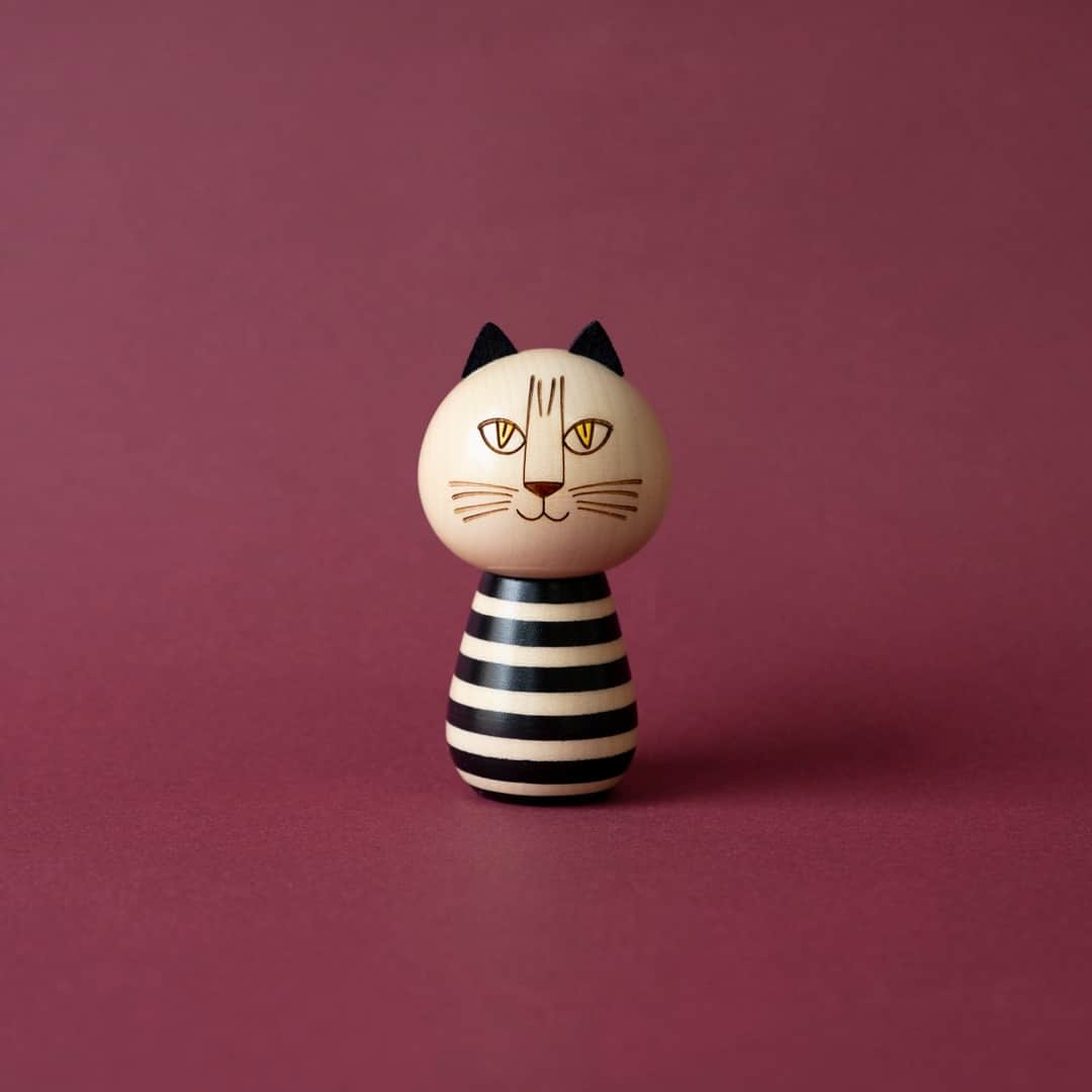 リサラーソンさんのインスタグラム写真 - (リサラーソンInstagram)「【トリップトラップトロールがモチーフ】⁠ ⁠ 日本の伝統的な木製玩具こけしとリサ・ラーソンがコラボレーションしたジャパンシリーズの作品です。 リサ・ラーソンの作品を元に、日本のこけし職人が新たな解釈で造形化し、リサが一目で気に入った理想的なコラボレーション作品です。⁠ ⁠ 全国一の創作こけし生産量を誇る群馬県の工房で、リサの陶器と同じく職人さんの手によってひとつひとつ丁寧に作られています。⁠ 日本独自の技法とリサの作品が新たな「こけし」を生み出しました。⁠ ⁠  こけし （ミンミ・黒）⁠ https://shop.tonkachi.co.jp/products/ll1113bk⁠ ⁠ ================⁠ ⁠ トンカチストアはプロフィールのリンクよりご覧いただけます。⁠ ⁠ →@lisalarsonjp⁠ ⁠ ➡️TONKACHI STOREでもリサ・ラーソンの情報をお届けしております。⁠ ぜひフォローしてくださいね。⁠ →@tonkachi_store⁠ ⁠ ================⁠ ⁠ #LisaLarson #リサラーソン #tonkachi #トンカチ #tonkachistore #トンカチストア #🔨#Sweden #スウェーデン #北欧 #北欧インテリア #北欧雑貨 #北欧ライフスタイル #ceramic #陶器 #陶芸家 #作家  #gift #ギフト #暮らしを楽しむ #暮らし #ヴィンテージ #こけし #群馬県」9月25日 15時00分 - lisalarsonjp