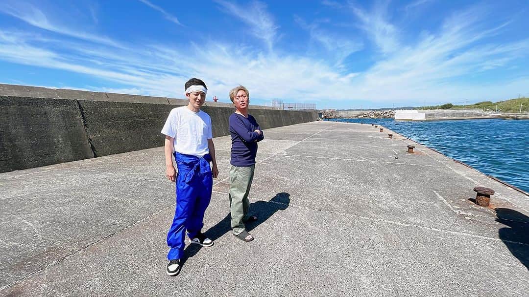 村田秀亮さんのインスタグラム写真 - (村田秀亮Instagram)「今の日本でこれほどのベストコンディションな1日が1年に何回あるだろうか… 快適な気候と最高なにいさんお2人とで心が持っていかれそう🥹  #めちゃくちゃおもろそうなドラマ #青春 #漁港 #海 #ウミスタグラム」9月25日 15時10分 - toromurata