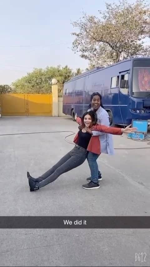 サニー・レオーネのインスタグラム：「Things we do in between shoots!! 😂  @jeetihairtstylist」