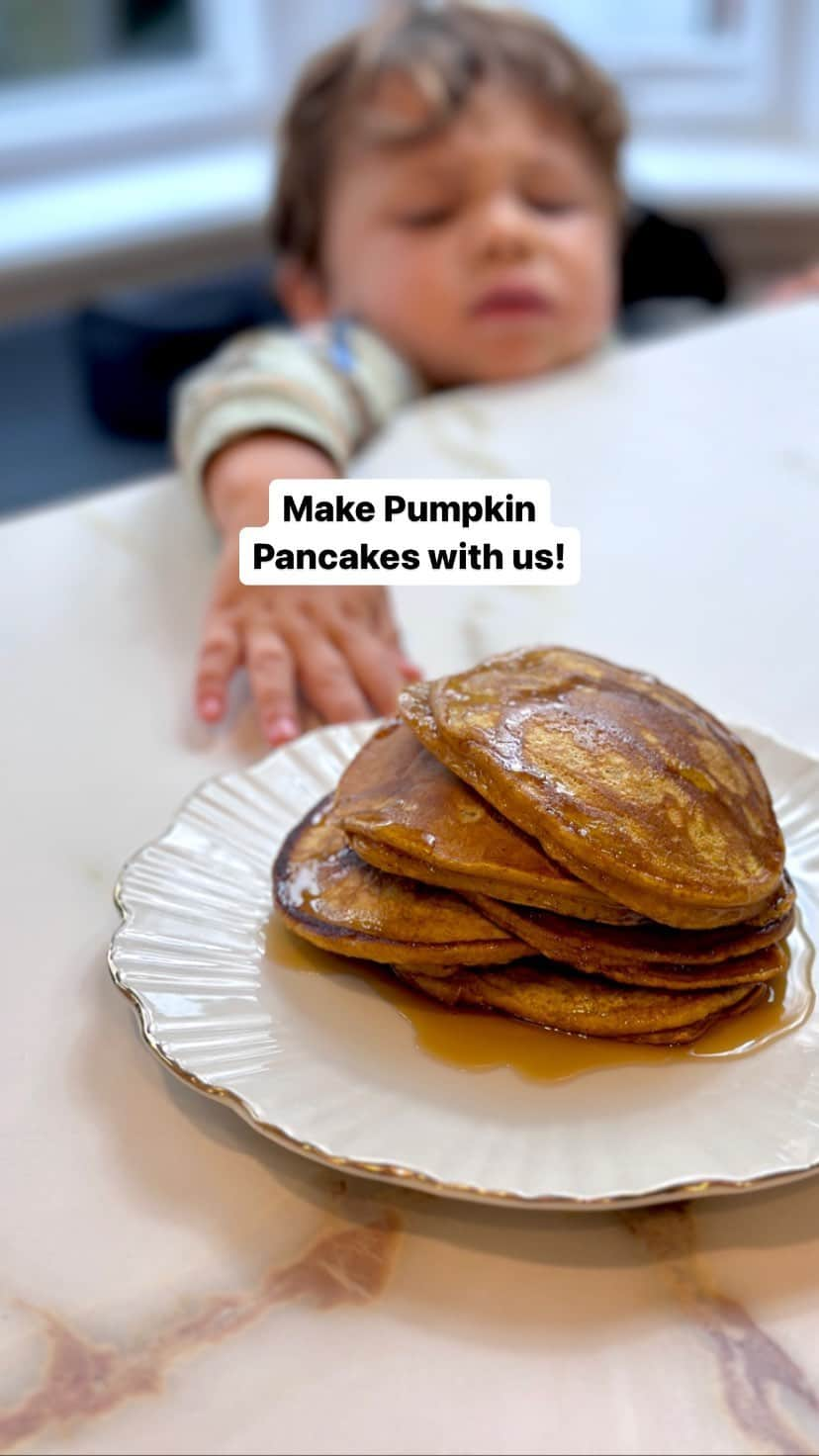 ルーシー・メックレンバーグのインスタグラム：「Chef Roman is back for pumpkin season! 🎃🥞 ad  I started making a batch of the @RWL pumpkin pancakes then of course Roman wanted to get involved! I love how much he loves cooking, its always such a fun (and messy!) time together!  I’ve linked the full recipe in my story 🧡  #pumpkinseason #autumn #rwlfitties」