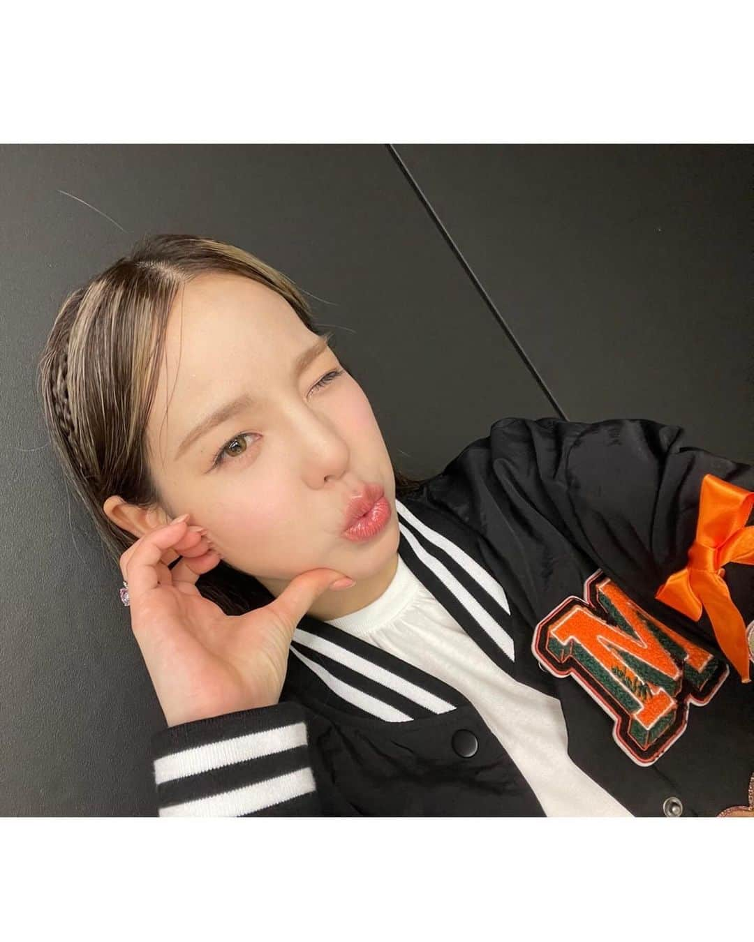 NiziUさんのインスタグラム写真 - (NiziUInstagram)「17公演本当に幸せだったな ~☺️ WithUありがとう~🧡  17공연 정말 행복했어요 ~☺️ WithU고아워 ~🧡  #NiziU #WithU #MAKO #🍋🍫」9月25日 15時19分 - niziu_artist_official