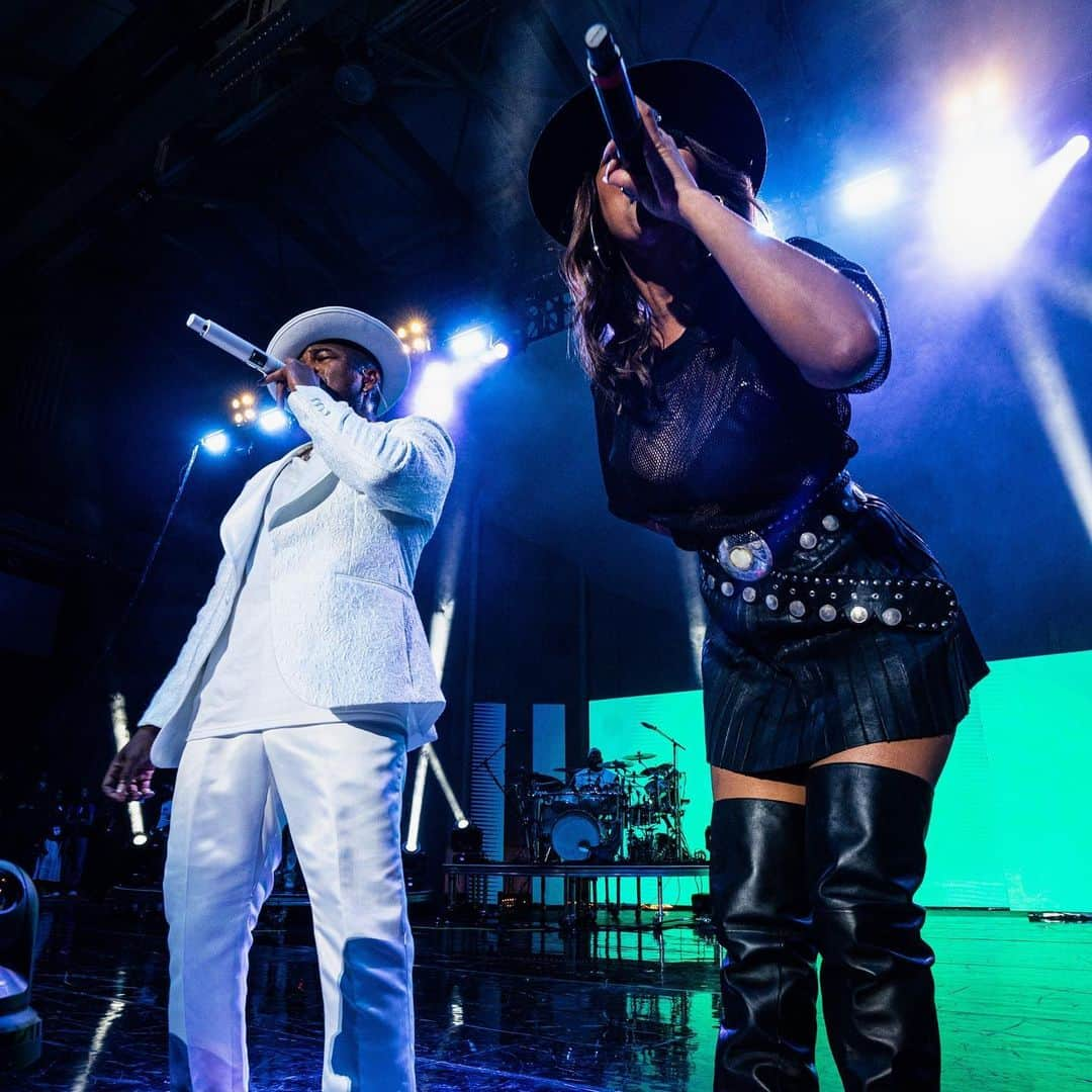 ケリー・ヒルソンさんのインスタグラム写真 - (ケリー・ヒルソンInstagram)「Last night this “pretty little missile” took the stage w/ her bro @neyo to knock Atlanta down! Idk where he’s off to next but everybody knows this man not only has hits for days, he also puts on a GREAT show 🔥—and so do my other brothers @marioworldwide & @pleasurep! So don’t be lame. Check out the #ChampagneAndRosesTour when it comes near you!  🍾🌹🥂   Thank you @christianngilchrist for the dope captures 📸」9月25日 15時18分 - kerihilson