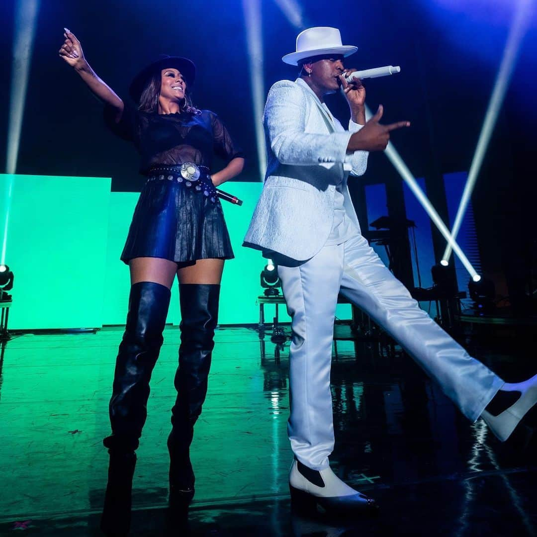 ケリー・ヒルソンさんのインスタグラム写真 - (ケリー・ヒルソンInstagram)「Last night this “pretty little missile” took the stage w/ her bro @neyo to knock Atlanta down! Idk where he’s off to next but everybody knows this man not only has hits for days, he also puts on a GREAT show 🔥—and so do my other brothers @marioworldwide & @pleasurep! So don’t be lame. Check out the #ChampagneAndRosesTour when it comes near you!  🍾🌹🥂   Thank you @christianngilchrist for the dope captures 📸」9月25日 15時18分 - kerihilson