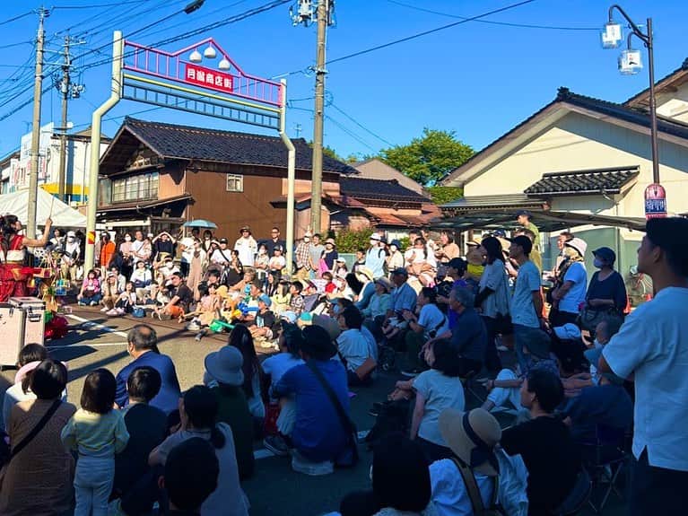 荒木巴さんのインスタグラム写真 - (荒木巴Instagram)「昨日は地元！新潟県で「月潟大道芸フェスティバル」に出演でした。 お世話になった皆様、ご一緒した皆様、そしてご覧いただいたお客様！ありがとうございました。 学生時代の友達、部活のメンバー、後輩まで来てくれて、何度も感動で泣きそうになりました。 また故郷に凱旋できるよう、頑張ります！  #新潟  #月潟大道芸フェスティバル  #大道芸  #大道芸フェスティバル  #女性マジシャン  #マジックショー  #荒木巴」9月25日 15時13分 - tomoearaki