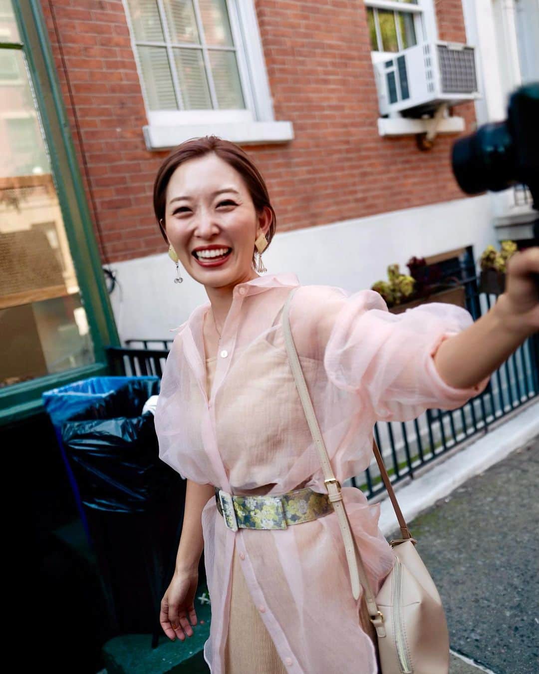 くまみきのインスタグラム：「Vlog撮ってる時の私、楽しそう🐶  日本だと恥ずかしいからあんまこーやって街で動画まわさない派なんだけど海外だとどーせ何言ってるかわかんないよねって思って普通に動画まわしながらしゃべれる🤣  どこでも動画撮れる鋼のメンタルが欲しいぞ🤪！ YouTube10年やってもそう思ってるんだけどみんなはどう？街で1人で自撮りや動画撮れる😶？笑  こちらはNYの @breitling イベントの時に撮ってもらったお写真でした✨@breitling_japan   #vlog #ny #newyork #breitling #zve10 #sony #vlogcam #ootd #fashionweeknyc」