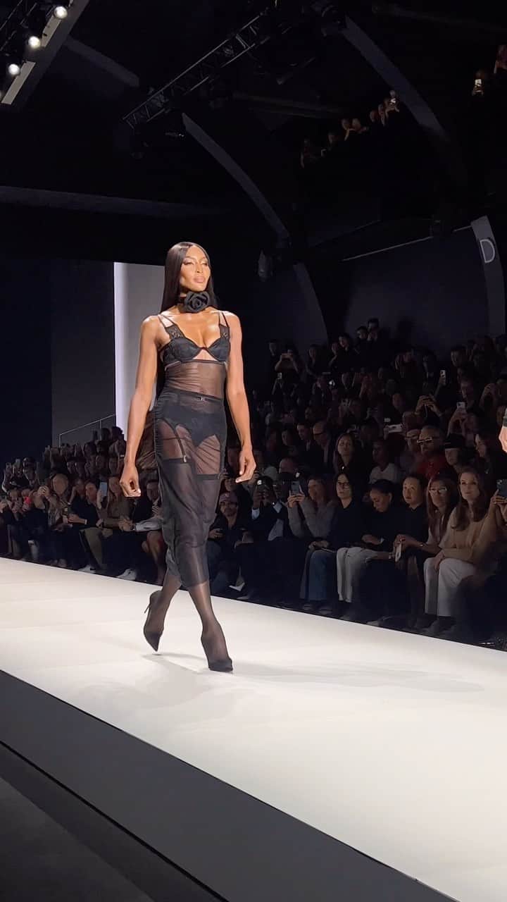Tamara Kalinicのインスタグラム：「The ultimate panther walk - and one and only @naomi bringing me back to those 90s and specifically @dolcegabbana SS92 collection. (Can you hear how excited I was?) So much nostalgia. Besides that she looked even better now than then. How is that possible? We need all the tips Naomi 🙌🏻」