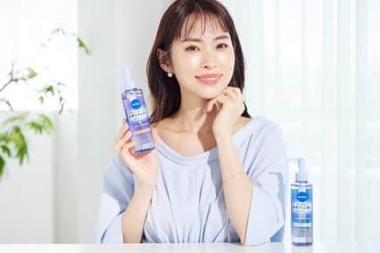 岡本静香のインスタグラム：「爽やかなニベアカラーのお洋服で撮影した、あの真夏日の想い出🫠  秋が来てほっとしています  スキンケアもじっくりしたくなる季節ね☺️🩵  @bitekicom  @nivea_promo_jp   撮影／岩谷優一さん  ヘア＆メイク／新見千晶さん  スタイリスト／河野素子さん  ライター内田淳子さん🩵🩵」