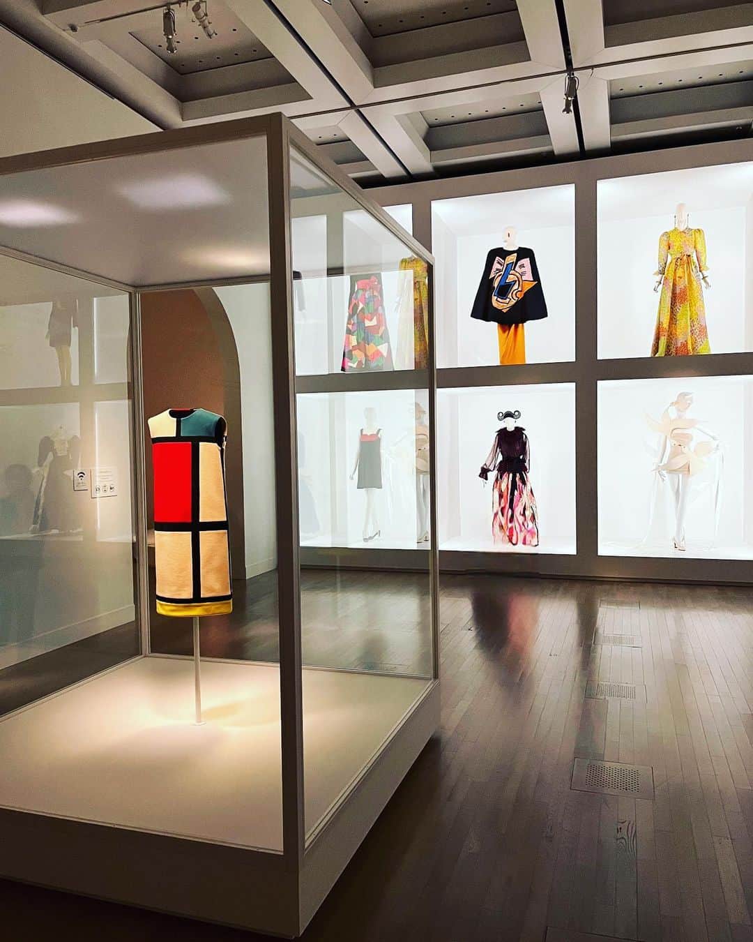 青木裕子のインスタグラム：「ママ友と国立新美術館で『イヴ・サンローラン展　時を超えるスタイル』をみてきました。  見応えある展示に心踊り、  ファッションという芸術に心満たされました。  「よかったねー」という話から、 結局話題は子供のことになるママ友とのランチも楽しかった。  ママ友と言ったって、長男が1歳くらいの頃からの付き合いなので、かれこれ8年くらいの仲。 もう、普通に友達、かな。  幼稚園や 学校や 習い事など  子供達がつなげてくれた縁で仲良くなる方がとても多いです。  本当にありがたいなあと思います。  #イヴ・サンローラン展 #国立新美術館 #ランチはユニオンスクエア #パスタのごぼうが美味しかった」