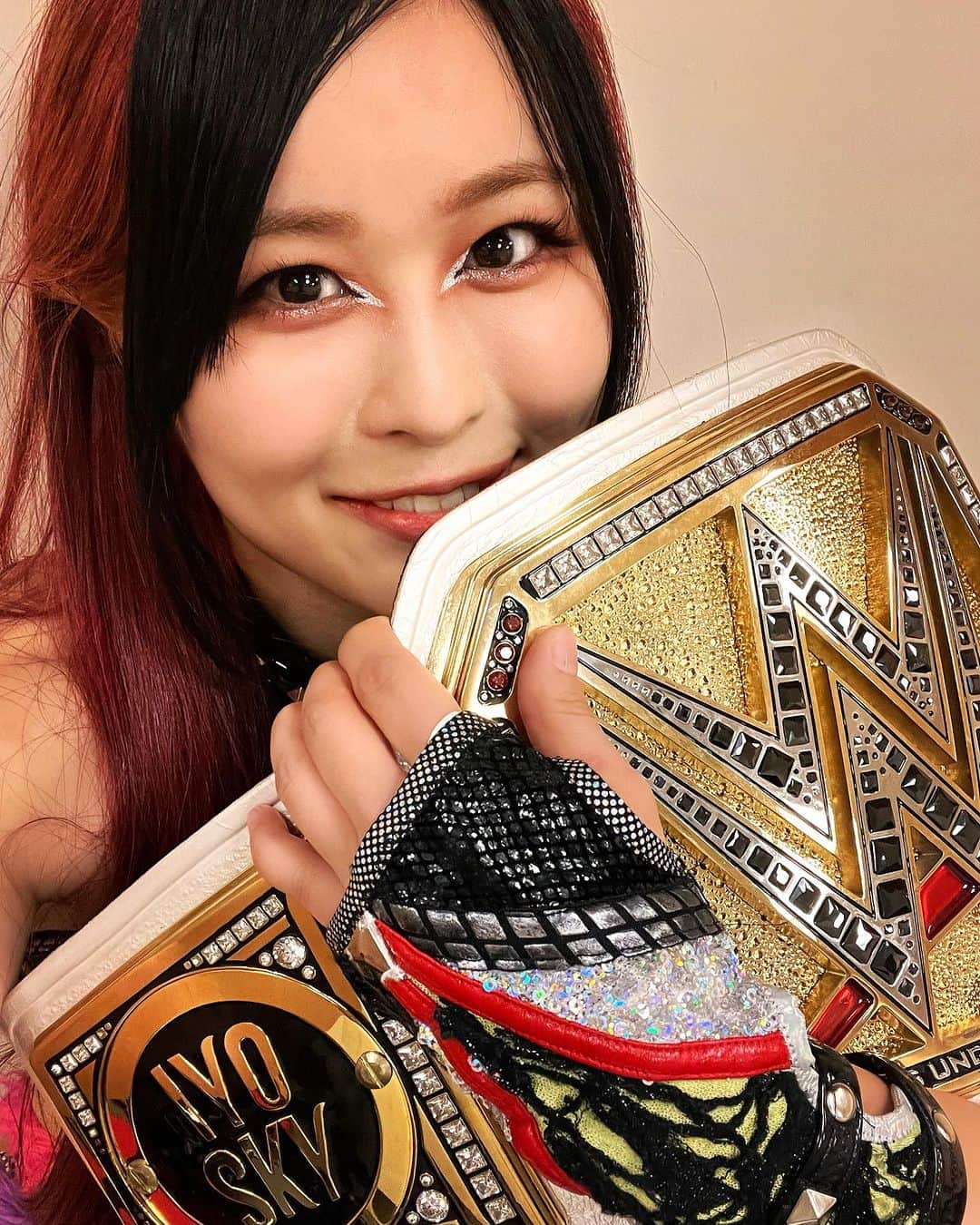 のインスタグラム：「At the last moment of the weekend, I am still a champion.  See you next week!!   #wwelive #iyosky」