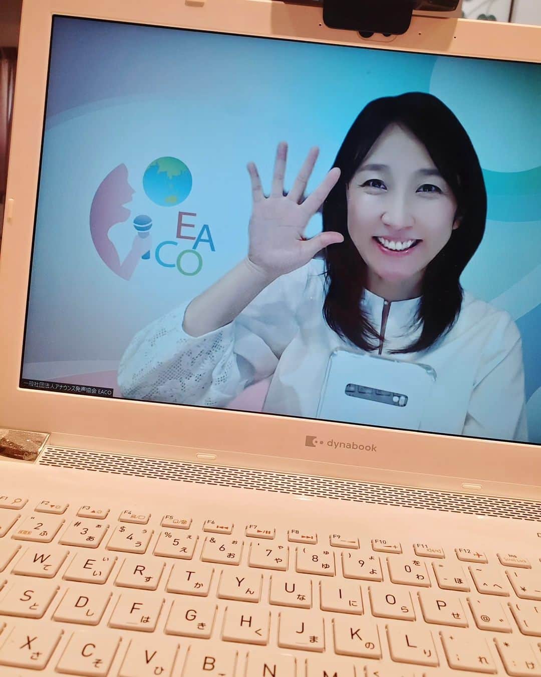 常世晶子のインスタグラム：「テンション高く喋りすぎてしまった…🙄💦  お前の母ちゃんテンション高くてうるさいな…って言われないように気をつけよう……(^。^;)  しばらく投稿をしていなかったので、ZOOM画像(ミーティング後の今)撮ってみた。  相変わらず服は白👕  #あははと笑ってる #テンションの高い人 #私 #本日も晴天なり  #太陽☀️と月🌛の光を浴びよう」