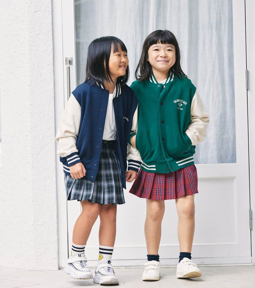 ayakonbubuさんのインスタグラム写真 - (ayakonbubuInstagram)「UNIQLO 『キッズ＆ベビー2023秋冬コレクション』  @mo_jimo_ji  の娘ちゃんと🤩  全て130サイズ着ています。  ここで着た #スウェットスタジアムジャンパー 気に入りすぎて　 同じグリーン買った🙌🙌  スカートは元々　秋の服で買ってあった😁❤️  最後の写真は なぜか　「パンケーキ食べたい」 って夢屋まさるさんの真似してた  #全身ユニクロ  #uniqlokids #ユニクロキッズ #uniqlobaby #ユニクロベビー #ベビー #PR  #uniqlokids#スフレヤーン#ダウンベスト#お揃い#お揃いコーデ #リンクコーデ#双子コーデ #ユニクロキッズ#子供服 #子供のいる暮らし #子供とお出かけ部 #子供とお出かけ #ユニクロ#uniqlo#ユニクロコーデ #uniqloコーデ  #カジュアルコーデ#カジュアル#プチプラ#プチプラコーデ  @uniqlo_kids_baby  @uniqlo_jp  @uniqlo_with」9月25日 15時23分 - ayakonbubu