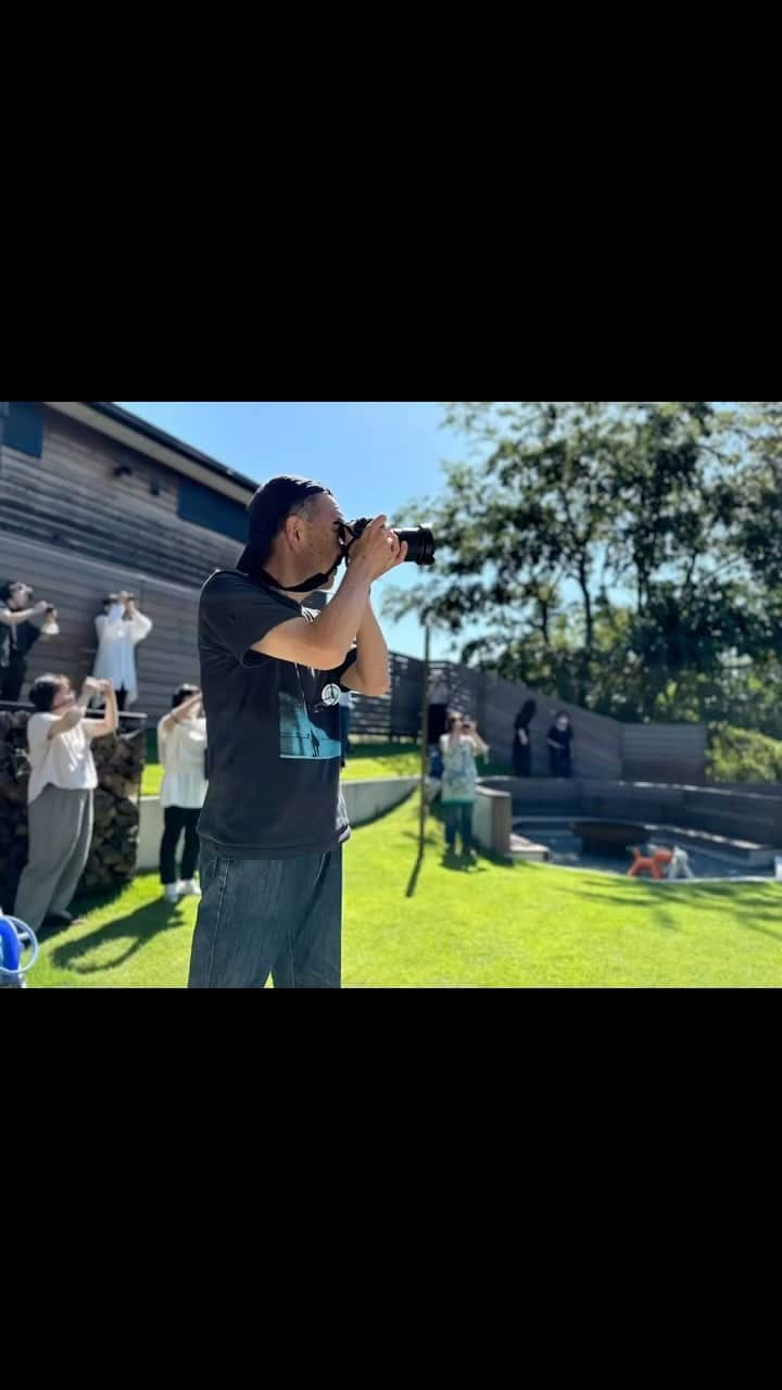 A-Portのインスタグラム：「今年もベテラン写真家、野寺治孝さんをお迎えしてフォト講座を開催しました。  今回のテーマは5月に出版された野寺さんの著書『個性あふれる“私らしい写真”を撮る方法』をタイトルに、清水工務店の新社屋とモデルハウスを撮影していただきました。  長年 雑誌【チルチンびと】の撮影スタッフとして住宅を撮っていらした経験がある野寺先生は、インテリアを撮る際のポイントを詳しく教えてくださいました。  なかでも、撮影前に完成形をイメージしてから撮ること、被写体をよく観察し、その被写体をどこまで入れるか（フレーミング）などを考えて「こんな写真が撮りたい」とイメージを明確にしてとることが大切だと教えていただきました。  清水工務店のリゾートな気分が沸き上がるモデルハウスや、この夏完成に至った新社屋をそれぞれ個性あふれる写真に収めた参加者さんたち。  隠れやCaféふぅさんのスイーツで癒されながら、野寺先生の品評とほかの方々の写真をみながら、学び多き時間を過ごしていらっしゃいました。  野寺先生、隠れやCaféふぅさん、ご参加いただいた皆様ありがとうございました(#^^#)  @harutaka1958nodera  @shimizu_toyama  #野寺治孝 #個性あふれる私らしい写真を撮る方法   #清水工務店 #モデルハウス #新社屋 #赤ちゃん木育ひろばkibako」