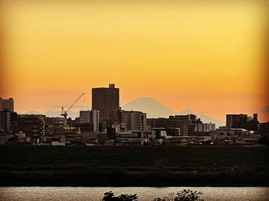 のインスタグラム：「練習終わった後のこのグランドの空気感がいつもすごいいいなーって思うと長女に言ったら、私も好きなんだーと言ってました😌今日は富士山つきだったね✨ #中学女子 #中学女子野球 #女子野球 #富士山 #夕暮れ #秋空」