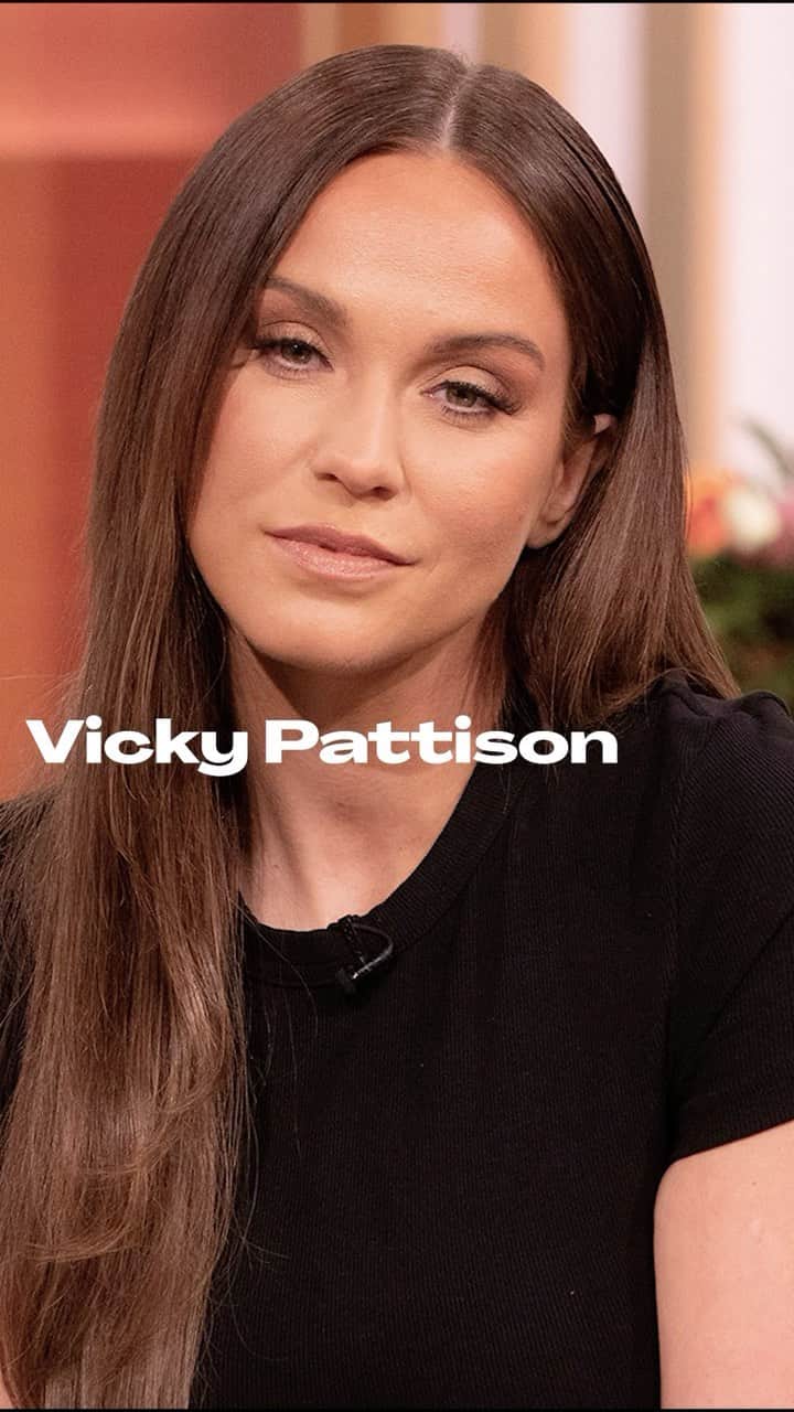 のインスタグラム：「Parenting your parent isn’t something any child thinks they’ll need to do, but TV personality, podcaster, and author @vickypattison found herself looking after her alcoholic dad. This in turn made her reassess her own relationship with alcohol.   In this chat, live from the Happy Place Festival, Fearne and Vicky talk about everything from social anxiety, to PMDD, to cultivating a positive body image. They also explore the idea that we often think we have to wait until we’re a ‘better version’ of ourself before we can do something we’ve always wanted to do. Vicky reckons we should just take a chance – take the risk – right now. Available to listen now wherever you get your podcasts or watch on YouTube…」