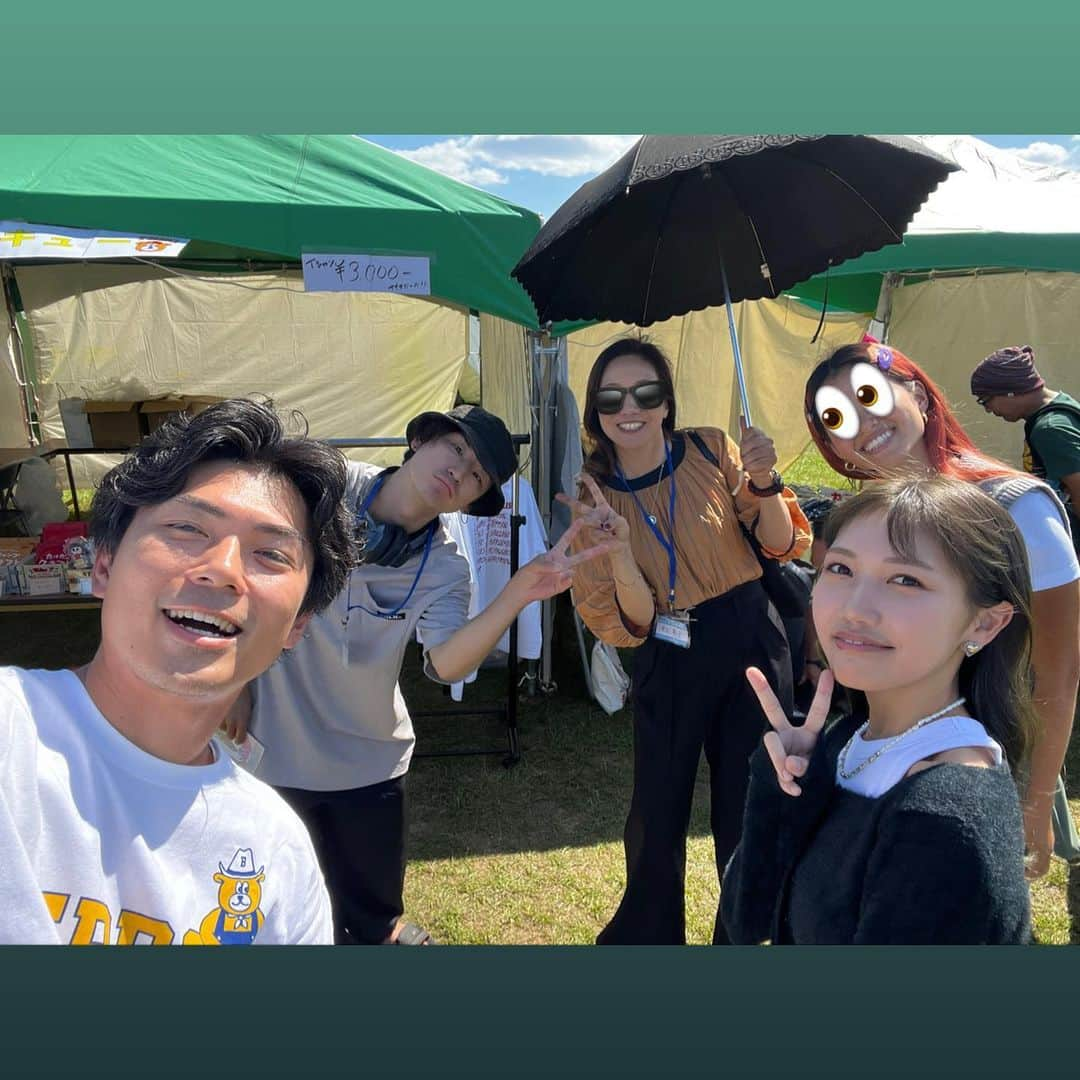 たけだバーベキューさんのインスタグラム写真 - (たけだバーベキューInstagram)「加古川河川敷で開催された第二回カコフェス！加古川にゆかりのある芸人アーティストパフォーマーが大集結で大盛り上がりでした！BKB兄さんや、SCANDAL、KNOCK OUT MONKEY、花＊花、吉本の後輩で演歌芸人の二山しょうくん、そして加古川のスター播州一ことわきたかしさんまで！ BAN BANテレビでよく見てたスパイシー八木さんや、ONE OK ROCKのTOMOYAくん（高校の後輩らしい！）の昔のドラムセットが展示で見れたりと超盛り沢山な、良い意味で加古川らしからぬフェスで最高でした！ ラグビーボール追いかけ回してたあの河川敷がこんなに盛り上がってて新快速がたまに通る夕暮れどきのSCANDALを聴きながらエモエモな気分になっちゃったよおじさんは！お疲れ様でした！ . #カコフェス #メインビジュアルのイラストは #加古川出身の #並河泰平 くん #SCANDAL の #BaVoのTOMOMIちゃんは加古川出身 #KNOCKOUTMONKEY VoGu の#w-shunが稲美らしい（MCで言うてました） #井上苑子 ちゃんは #お母様が昔加古川に住んでた（らしい） #二山しょう くんも #加古川の高校行ってたとのこと #言うてるたけだバーベキューは #全くオファーされてないのに直談判して出店させてもらいました #ONEOKROCK #TOMOYA くん #スパイシー八木 さん #播州一  #わきたかしさん #花花」9月25日 15時30分 - takeda_bbq