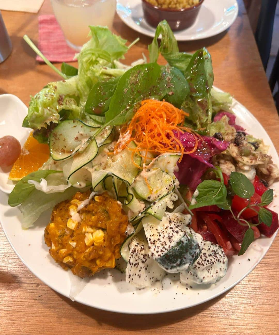 河中あいのインスタグラム：「行きたいお店リストに入っていたWAHA🥗 ここはヴィーガン、ローフード、グルテンフリー🌿 私はヴィーガンじゃないんだけど、たまにこういう食事を取り入れると身体もとても軽いし調子も整う。 (実は親友たちは知っているが1人目を出産後まで生野菜が苦手…というか食べられなかった私🤫🤫みんなに食べなさいって心配されてた。)  料理やデザート、飲み物には全てこだわりが詰まっていてどれを取っても最高だった♡ お店のお姉さんもとても素敵で優しくて会話をしているだけで癒されました。  サラダはボリューミーなのでこんなに食べられるかなぁと思ったけど全く心配いらず完食🤭 ビーツの酒粕が入っているスープ。 可愛いお色💓お味も美味しい。 いつか友達と、そして1人でもスロータイムを味わいに行きたい📖☕️🍰  #中野坂上カフェ #古民家カフェ #ヴィーガンフード」