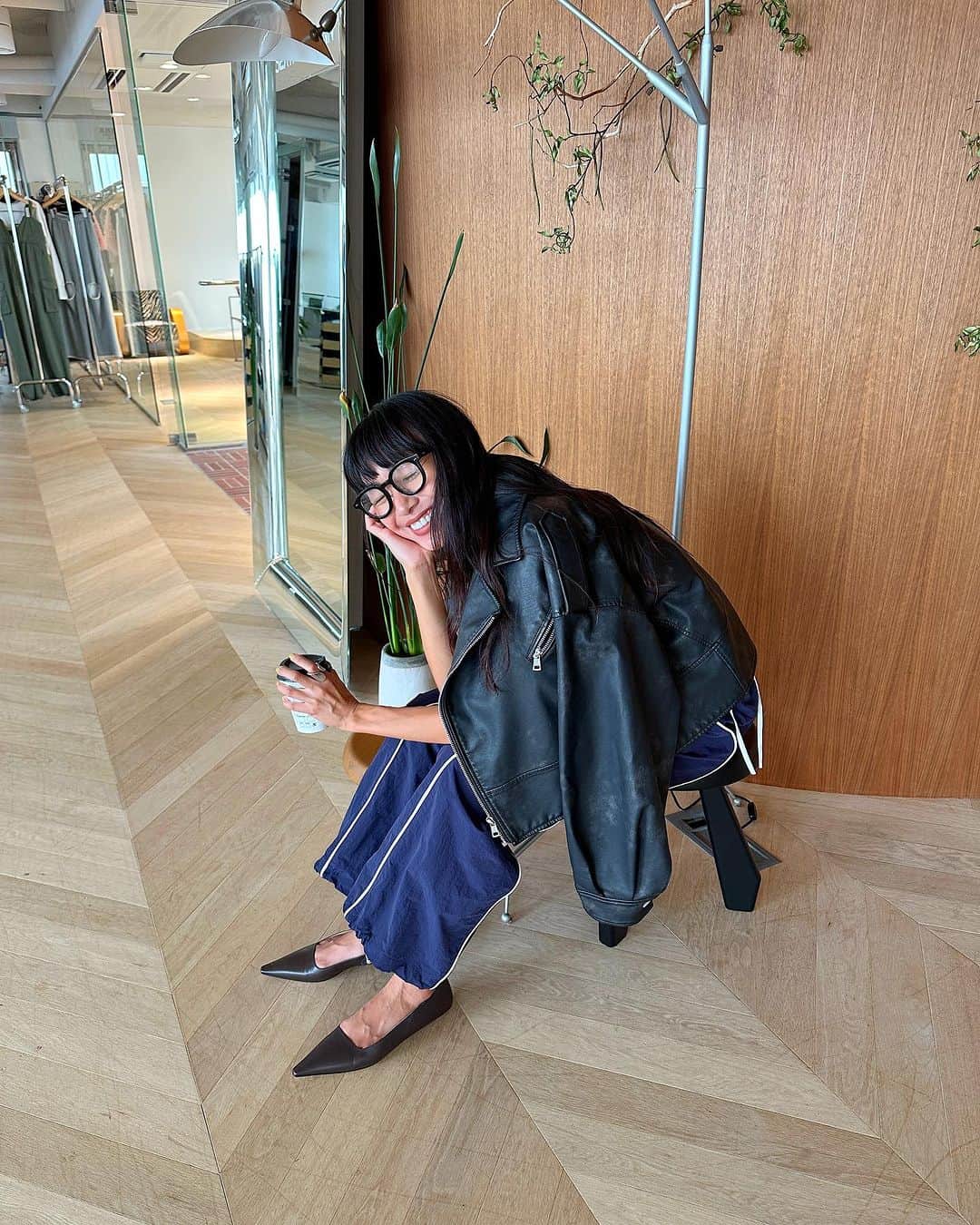ungrid_yurieさんのインスタグラム写真 - (ungrid_yurieInstagram)「撮影デー📷 たくさんスタイリングして楽しい時間  ブラックもブラウンもどちらもそれぞれ 使いやすいライダース🖤🤎 #searoomlynn で明日発売です🤳  #MYレザー#カジュアル服」9月25日 15時33分 - chiku_y34
