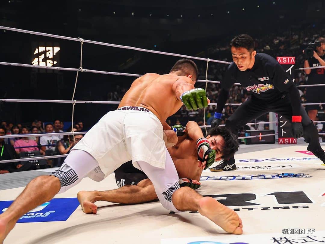 RIZIN FF OFFICIALのインスタグラム：「#RIZIN44 Match.1 "𝟑 𝐌𝐢𝐧𝐮𝐭𝐞 𝐒𝐭𝐚𝐧𝐝𝐢𝐧𝐠 𝐖𝐚𝐫" -------------------- @ramazan_temurov defeats @takaki_soya by KO(Stand punch) 3:15 of Round 1.  #rizin #rizinff #mma #fighter」