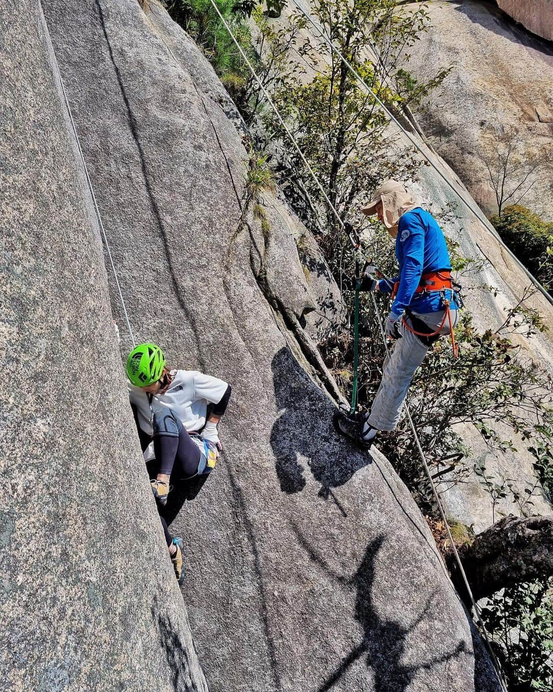 サ・ソルさんのインスタグラム写真 - (サ・ソルInstagram)「@empathy_climbingschool  2주간 교육이 마무리 되었습니다. 이해하기 쉽게 차분하게 알려주셔서 트래드 클라이밍의 매력에 푹 빠지게 된 시간이였습니다.   뼈와 살이 짖눌리는 고통이 따르지만 너무 매력적이게 다가온 재밍교육 그리고 선뜻 도전하기 힘들었던 선등 시뮬레이션까지 해보며 자신감과 용기도 얻게 된 시간이였습니다   선배님들께서 많은 관심과 사랑을 주셔서 덕분에 행복한 2주였습니다 앞으로도 잘부탁드립니다아 🫶🏼🫶🏼🫶🏼  #공감클라이밍스쿨11기  #트래드클라이밍 #재밍등반 #scarpaspa #thenorthface #스카르파 #노스페이스클라이밍팀 #climbing #암벽등반  ⛑️ @blackdiamondkr  찌그러진 나의 초록 헬멧 +안전벨트는 역시  🥾 @scarpaspa  @scarpakorea  옷은 always 노스페이스와 함께 💓 핸드메이드 재밍글러브는 @tapers.kr로 만들었어여 🙌🏻」9月25日 15時37分 - sasol_climber