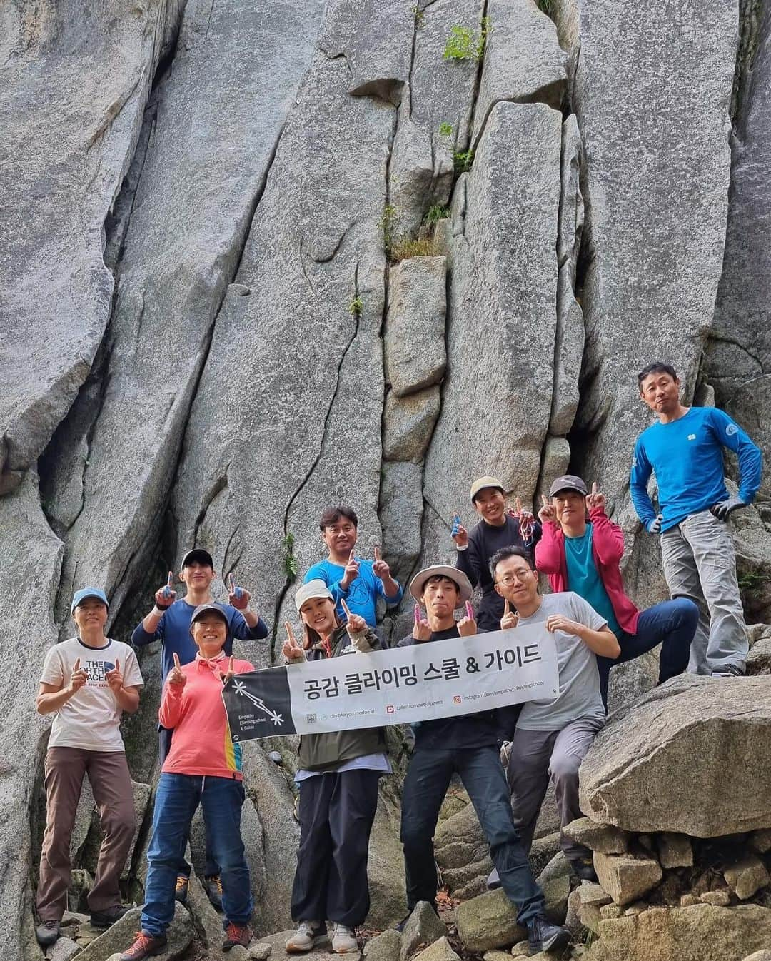 サ・ソルさんのインスタグラム写真 - (サ・ソルInstagram)「@empathy_climbingschool  2주간 교육이 마무리 되었습니다. 이해하기 쉽게 차분하게 알려주셔서 트래드 클라이밍의 매력에 푹 빠지게 된 시간이였습니다.   뼈와 살이 짖눌리는 고통이 따르지만 너무 매력적이게 다가온 재밍교육 그리고 선뜻 도전하기 힘들었던 선등 시뮬레이션까지 해보며 자신감과 용기도 얻게 된 시간이였습니다   선배님들께서 많은 관심과 사랑을 주셔서 덕분에 행복한 2주였습니다 앞으로도 잘부탁드립니다아 🫶🏼🫶🏼🫶🏼  #공감클라이밍스쿨11기  #트래드클라이밍 #재밍등반 #scarpaspa #thenorthface #스카르파 #노스페이스클라이밍팀 #climbing #암벽등반  ⛑️ @blackdiamondkr  찌그러진 나의 초록 헬멧 +안전벨트는 역시  🥾 @scarpaspa  @scarpakorea  옷은 always 노스페이스와 함께 💓 핸드메이드 재밍글러브는 @tapers.kr로 만들었어여 🙌🏻」9月25日 15時37分 - sasol_climber