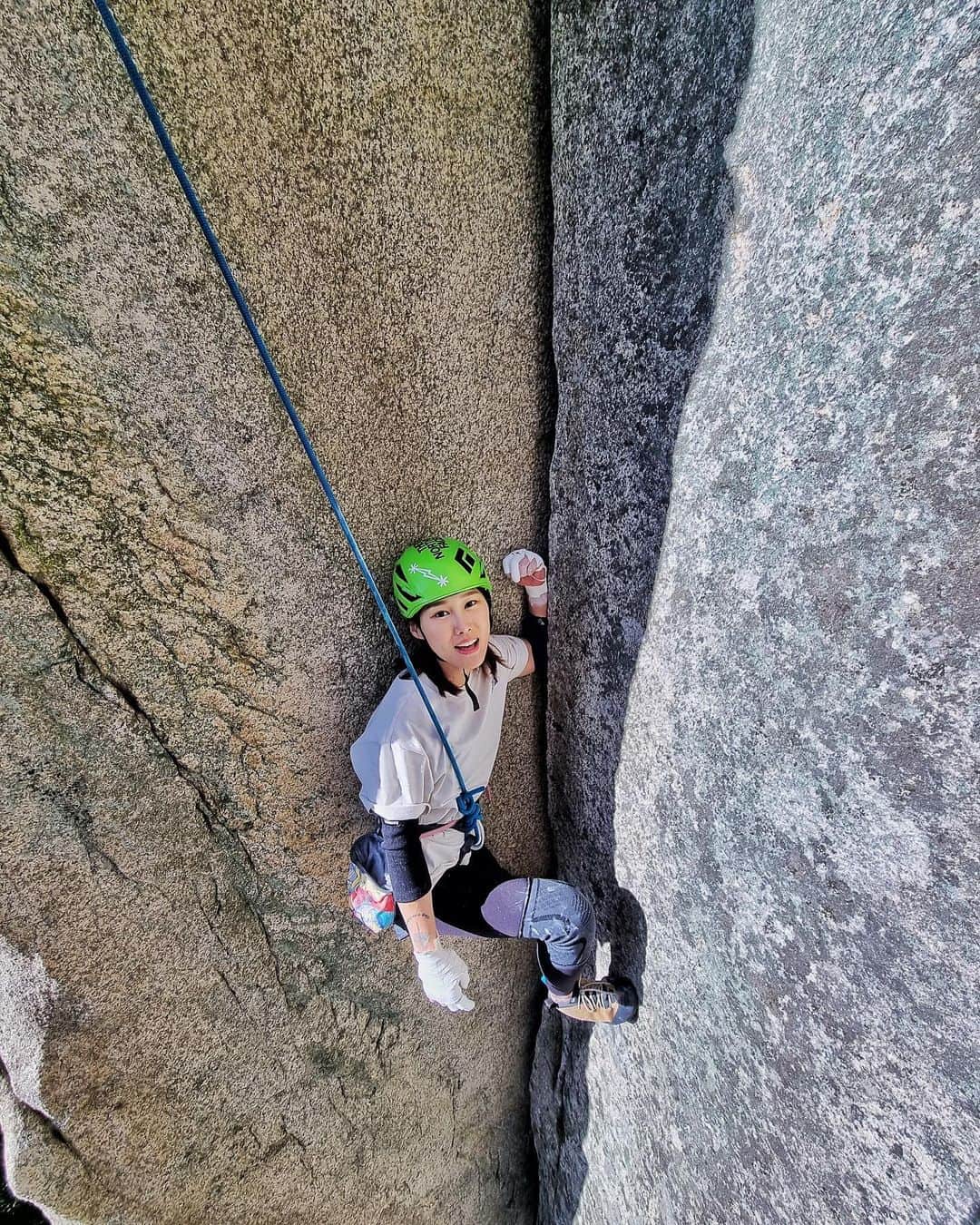 サ・ソルさんのインスタグラム写真 - (サ・ソルInstagram)「@empathy_climbingschool  2주간 교육이 마무리 되었습니다. 이해하기 쉽게 차분하게 알려주셔서 트래드 클라이밍의 매력에 푹 빠지게 된 시간이였습니다.   뼈와 살이 짖눌리는 고통이 따르지만 너무 매력적이게 다가온 재밍교육 그리고 선뜻 도전하기 힘들었던 선등 시뮬레이션까지 해보며 자신감과 용기도 얻게 된 시간이였습니다   선배님들께서 많은 관심과 사랑을 주셔서 덕분에 행복한 2주였습니다 앞으로도 잘부탁드립니다아 🫶🏼🫶🏼🫶🏼  #공감클라이밍스쿨11기  #트래드클라이밍 #재밍등반 #scarpaspa #thenorthface #스카르파 #노스페이스클라이밍팀 #climbing #암벽등반  ⛑️ @blackdiamondkr  찌그러진 나의 초록 헬멧 +안전벨트는 역시  🥾 @scarpaspa  @scarpakorea  옷은 always 노스페이스와 함께 💓 핸드메이드 재밍글러브는 @tapers.kr로 만들었어여 🙌🏻」9月25日 15時37分 - sasol_climber