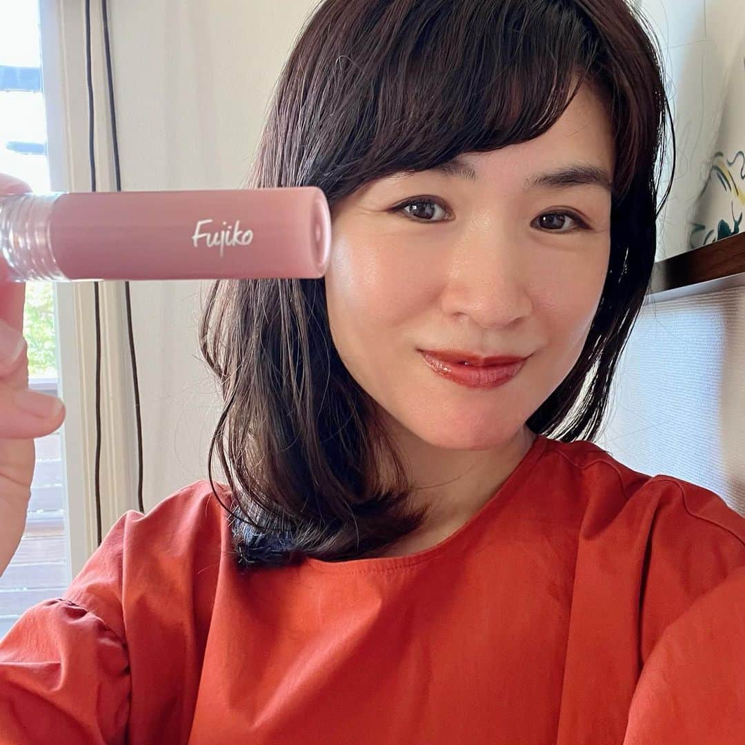 のインスタグラム：「急に秋めいて来たのでオレンジ系のリップを買いました♡  一年のうち330日は日焼け止めと保湿のリップで過ごすくらいメイクに無頓着なのですが  先日メイクをしていただく機会があり💄  なんか、ワクワクした🥹  色付きリップは頂きものでしか持っていなかったのですが 今回自分でドラッグストアへ物色に！  今ティントっていうやつがあるのですね〜☺️  ティントってなんじゃらほい？ と思ってつけてみると あらツヤツヤ。色づきもよし✨  吸い寄せられたのはネーミング。 無花果ベージュって。 最高だなぁ〜 これ買っちゃうな〜  はじめて塗りました感満載の ムラ感ですが🤪 これから上手になる予定！  ちょっとずつ冒険しようかな そんな気持ちになっている秋です🥰  #新色リップ #秋メイク #fujiko」