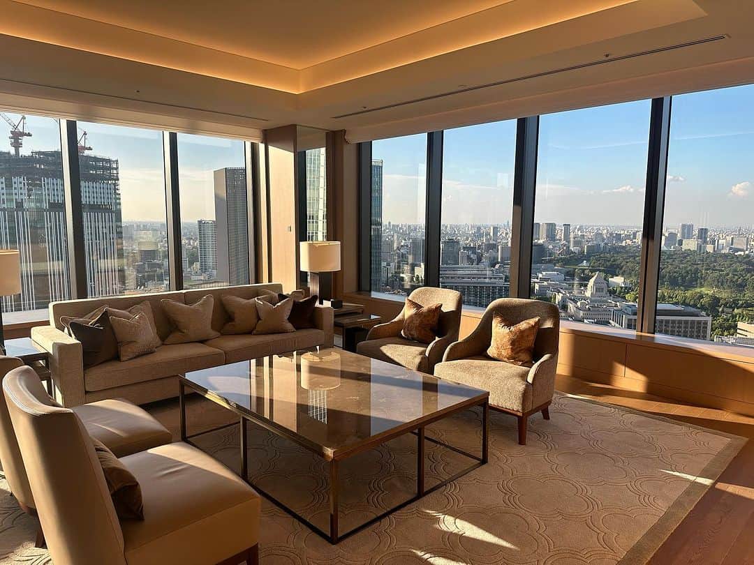 ホテルオークラ東京 Hotel Okura Tokyoのインスタグラム：「Suite where you can overlook Tokyo☀️ すべてのお部屋から東京を一望できるスイート🌇  Located on the upper floors of the Prestige Tower, the Royal Suite offers 201 square meters of refined luxury in the heart of Tokyo.  Dynamic cityscapes unfold from each of its four rooms: a corner-situated living room, an elegant dining room that comfortably seats six, and a generously sized den and bedroom. Enjoy this privileged aerie for relaxing or entertaining or both, as you wish.  プレステージタワーの高層階に位置する201㎡のスイート。 コーナーに位置するゆったりとしたリビングに、６名掛けの大きなダイニングテーブルを備えたダイニング。そして解放感あふれるベッドルーム。すべてのお部屋から東京を一望できる洗練された一部屋です。  “Royal Suite” The Okura Prestige Tower From JPY 885,500 per night (2 person, inclusive of service charge and taxes) 「ロイヤルスイート」 オークラ プレステージタワー 1泊885,000円～(1室2名様、消費税、サービス料込、宿泊税別)  #スイートルーム #ホテルステイ好きな人と繋がりたい #ホテル好きな人と繋がりたい #記念日ホテル  #東京ホテル #ラグジュアリーホテル #theokuratokyo #オークラ東京  #suite #hotelsuite #hotelroom  #tokyohotel #luxuryhotel #tokyotravel #hotellife #luxurylife #tokyotrip  #lhw #uncommontravel #lhwtraveler  #东京 #酒店 #도쿄 #호텔 #일본 #ญี่ปุ่น #โตเกียว #โรงแรม」