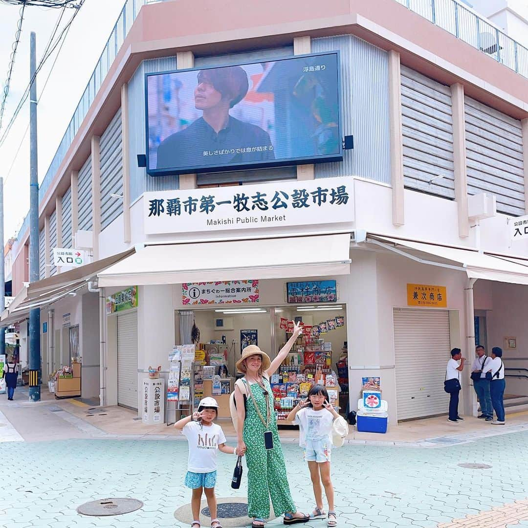 秋本ゆかりさんのインスタグラム写真 - (秋本ゆかりInstagram)「🌻夏休みの備忘録🌻 2泊3日で行った沖縄家族旅行✈️  〜3日目・ジャッキーステーキ〜  最終日の3日目は、北谷のアメリカンヴビレッジやら、国際通りやらをぶらぶら。 新しくなった公設市場で沖縄らしいお魚が並んでいるのを見たりしながら、ランチはこれまた沖縄といえばのステーキ🥩  ジャッキーステーキハウスへ行ってみました。 創業60年以上の老舗。 ちょっとレトロな店内もよかった！  いやぁさすがの人気店✨お客さんがひっきりなしでした！！  ボリューム満点のお肉を頂き、パワー注入しました💪  .  ∞∞∞∞∞∞∞∞∞∞∞∞∞∞∞∞∞∞∞ ☑︎ジャッキーステーキハウス ☑︎沖縄県那覇市西1-7-3 ☑︎098-868-2408 ☑︎11:00〜22:30 ☑︎第2・第4水曜日定休 ☑︎駐車場あり ∞∞∞∞∞∞∞∞∞∞∞∞∞∞∞∞∞∞∞  .  #沖縄#沖縄旅行#沖縄旅#家族旅行#okinawa#okinawatrip #ジャッキーステーキハウス#沖縄ステーキ#公設市場」9月25日 15時40分 - akimoto_yukari