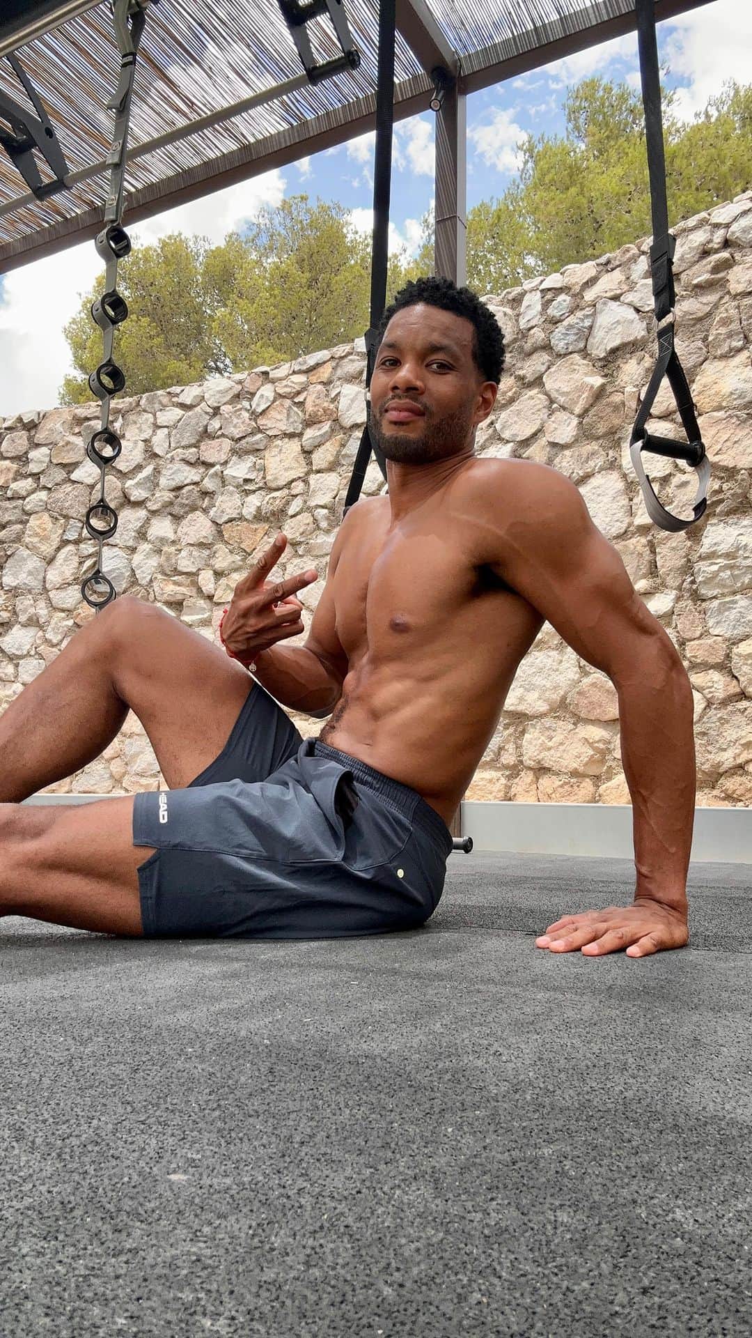 カルフィン・ヨン・ア・ピンのインスタグラム：「Always putting in work 💪🏾」