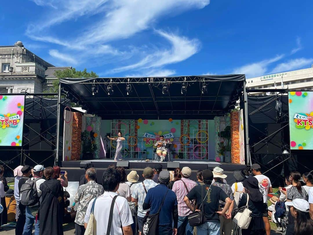 小錦千絵（TAUPOU）のインスタグラム：「✨鹿児島テレビKTSの日✨  カンカン照りの中☀️沢山のお客様に来て頂き大盛況でした〜〜！！！  ステージに華を添えて下さったダンサーさんの皆さん🥰本当にありがとうございました😊🙏  急遽飛び入りで演奏してくれた熊本のスーパースターMr.タケテルさんもMahaloでしたーー！！！  いつも鹿児島に行くと暖かく迎えてくれる和ちゃん❣️ありがとう😘🤲  鹿児島大好き❤️  #ktsの日  #鹿児島テレビ  #イベント  #ハワイアンショー  #フラダンス  #konishiki  #小錦八十吉  #小錦千絵  #小錦夫婦」