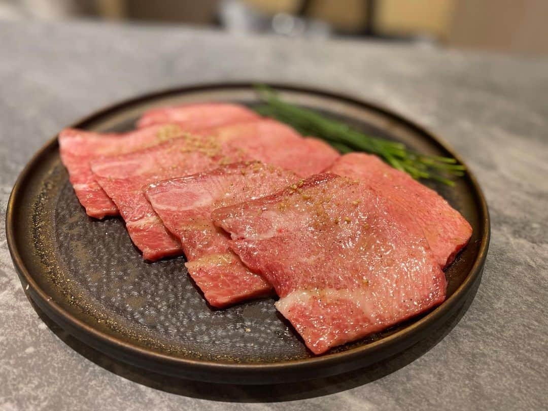 大沢文也のインスタグラム：「としぞう説教焼肉🥩 市原さんご馳走様でした😋  美味しいお肉食べて3人ともノンアルで過ごしました🤪笑  毎日練習して毎日遊ぶ！ これが文也スタイル👌  #焼肉 #yakiniku #タン #ハラミ #🥩 #毎日楽しい」