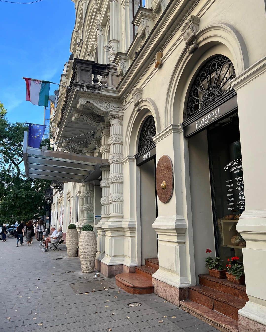 のインスタグラム：「Artiźan Budapest🥖🍞🇭🇺  おいしすぎたブダペストのパン屋さん。滞在中2回いったけど、朝行ってもお昼に行っても行列👫🏻👭👨🏼‍🤝‍👨🏻 ２枚目のカルダモンとシナモンたっぷりのむっちりパンが特においしかったぁ❤️  ブダペストは香辛料なんでも強めなので香辛料好きな方は絶対すきなパン屋さん🥯💓 ここのカルダモンパンが恋しい🥰💓  #artizan #ilovebudapest #ブダペスト #パン屋巡り #パン屋さん巡り #ayapooh_pain #パン活」