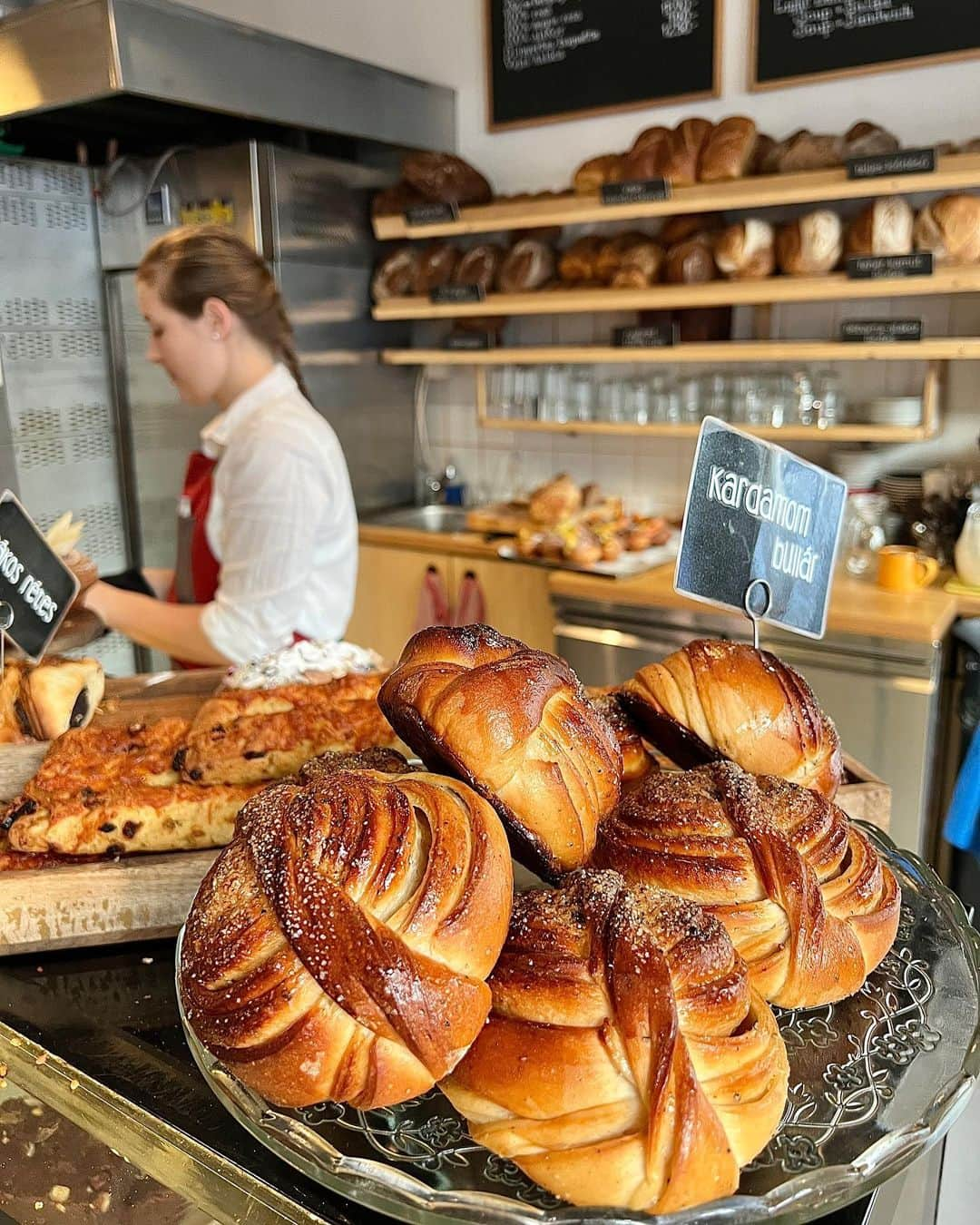 ayakoさんのインスタグラム写真 - (ayakoInstagram)「Artiźan Budapest🥖🍞🇭🇺  おいしすぎたブダペストのパン屋さん。滞在中2回いったけど、朝行ってもお昼に行っても行列👫🏻👭👨🏼‍🤝‍👨🏻 ２枚目のカルダモンとシナモンたっぷりのむっちりパンが特においしかったぁ❤️  ブダペストは香辛料なんでも強めなので香辛料好きな方は絶対すきなパン屋さん🥯💓 ここのカルダモンパンが恋しい🥰💓  #artizan #ilovebudapest #ブダペスト #パン屋巡り #パン屋さん巡り #ayapooh_pain #パン活」9月25日 15時54分 - ayapooh_22