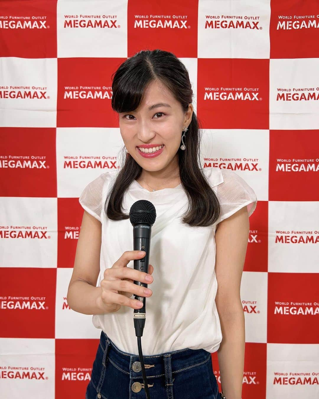 竹内里奈のインスタグラム：「👖🎤♡  イベントではしゃがんでいつでもマイクでお客さんにお話を聞けるように✨ジーンズに😆♡  アウトレット芸人笑ったなあ🤭 ・ ・ ・ ・ ・ #アウトレット芸人 #チバテレ #イベントmc  #アナウンサーコーデ  #ジーンズコーデ #スキニーデニム  #竹内里奈」