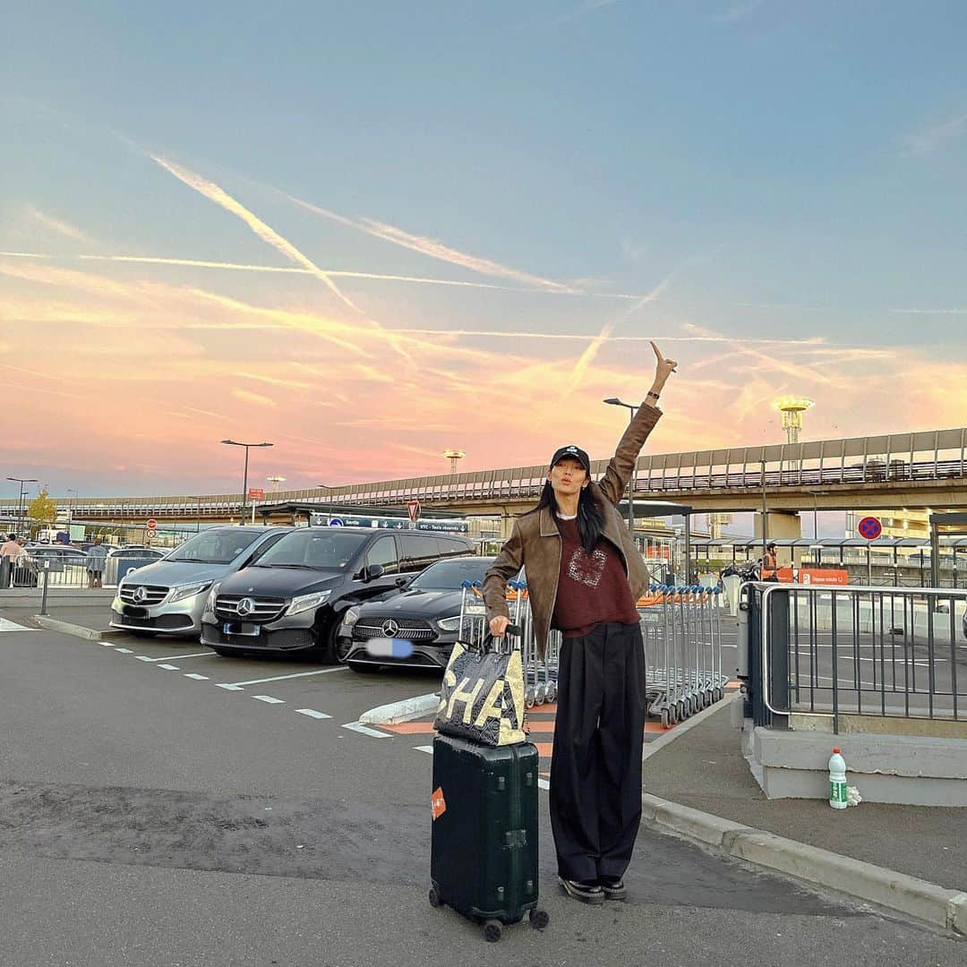 リウ・ウェンのインスタグラム：「Bonjour Paris! 🥐」