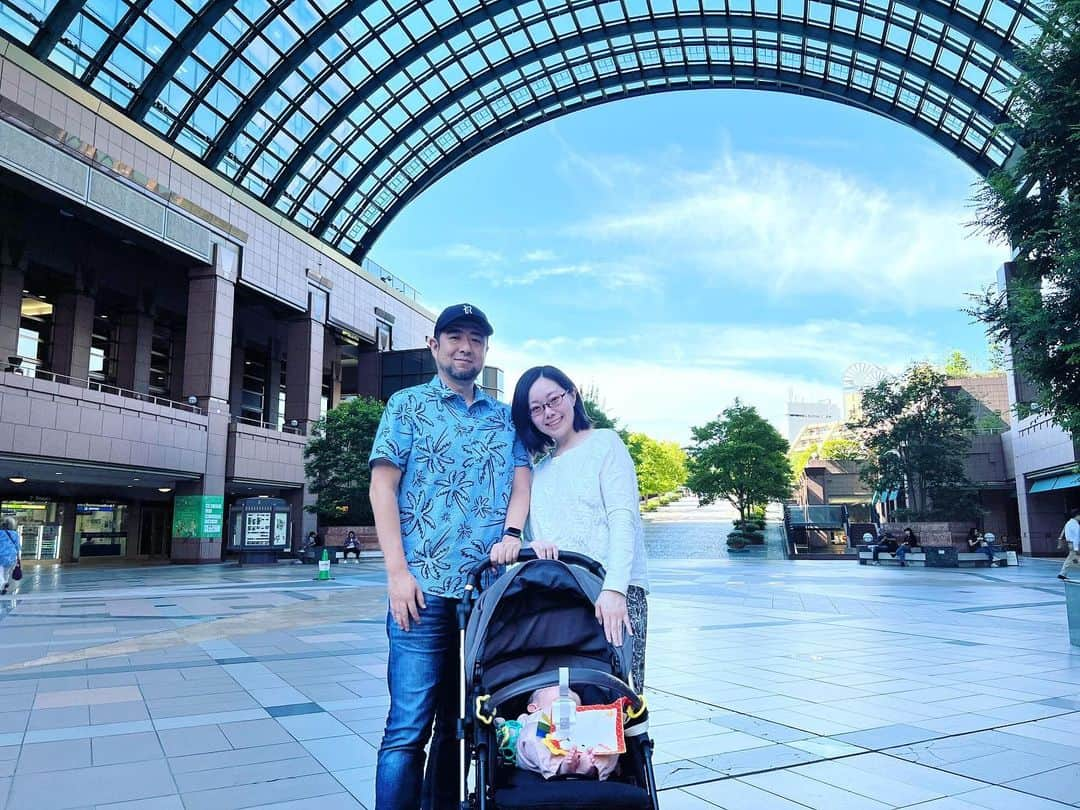 三村ロンドさんのインスタグラム写真 - (三村ロンドInstagram)「のんびりおさんぽ。  On my days off from work, I take leisurely walks with my beloved family.  #ロンパパダイアリー #ベビスタグラム  #ナレーター夫婦 #柏田ユウリ #三村ロンド #daysoff」9月25日 15時54分 - rondomimura