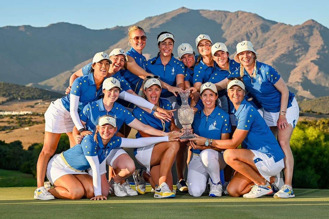 スーザン・ペターセンさんのインスタグラム写真 - (スーザン・ペターセンInstagram)「We did it again!! So immensely proud of how these girls played all week…. Three in a row🏆🏆🏆」9月25日 15時55分 - suzannpettersen