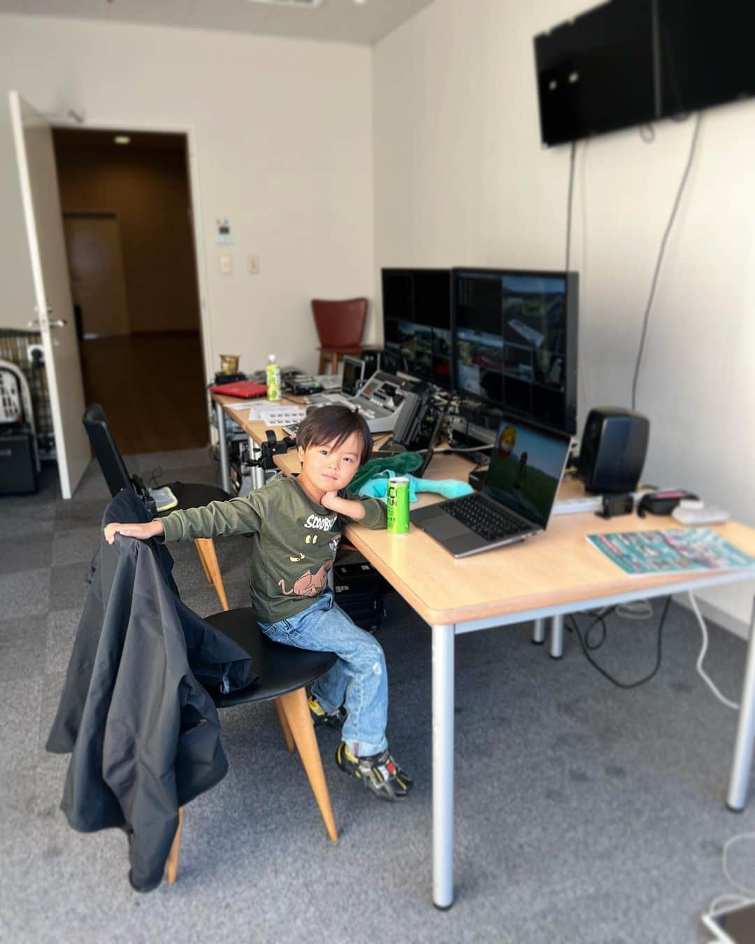 関谷桃子のインスタグラム：「なんか、表情がお兄さんw  #myson #4yoboy #streaming #workplace」