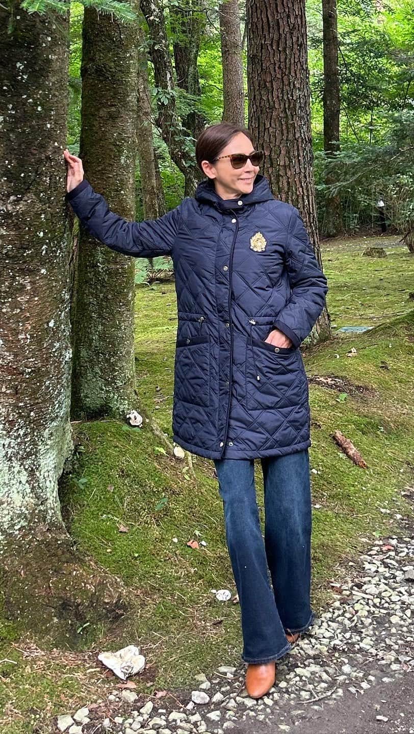 HARUKO（真木明子）のインスタグラム：「いよいよ。  9月26日10時から生放送 今晩0時から お買い物開始！  @qvc_japan  @laurenralphlauren   こちらのクレスト（紋章）エンブレムのキルティングコート。QVC先行販売で❤️ 秋口のテッパンコートはお持ちですか！ これさえ持っていれば安心！のスタイリッシュかつ扱いやすい 洗濯機オッケーのキルティングコート！  見た目も美しく機能性も兼ね備えた お散歩、旅行、ガシガシワシワシ 普段使いも特別使いもできる❤️  カラダのラインが美しく見える キルティングコート 是非❤️❤️❤️  #pr」