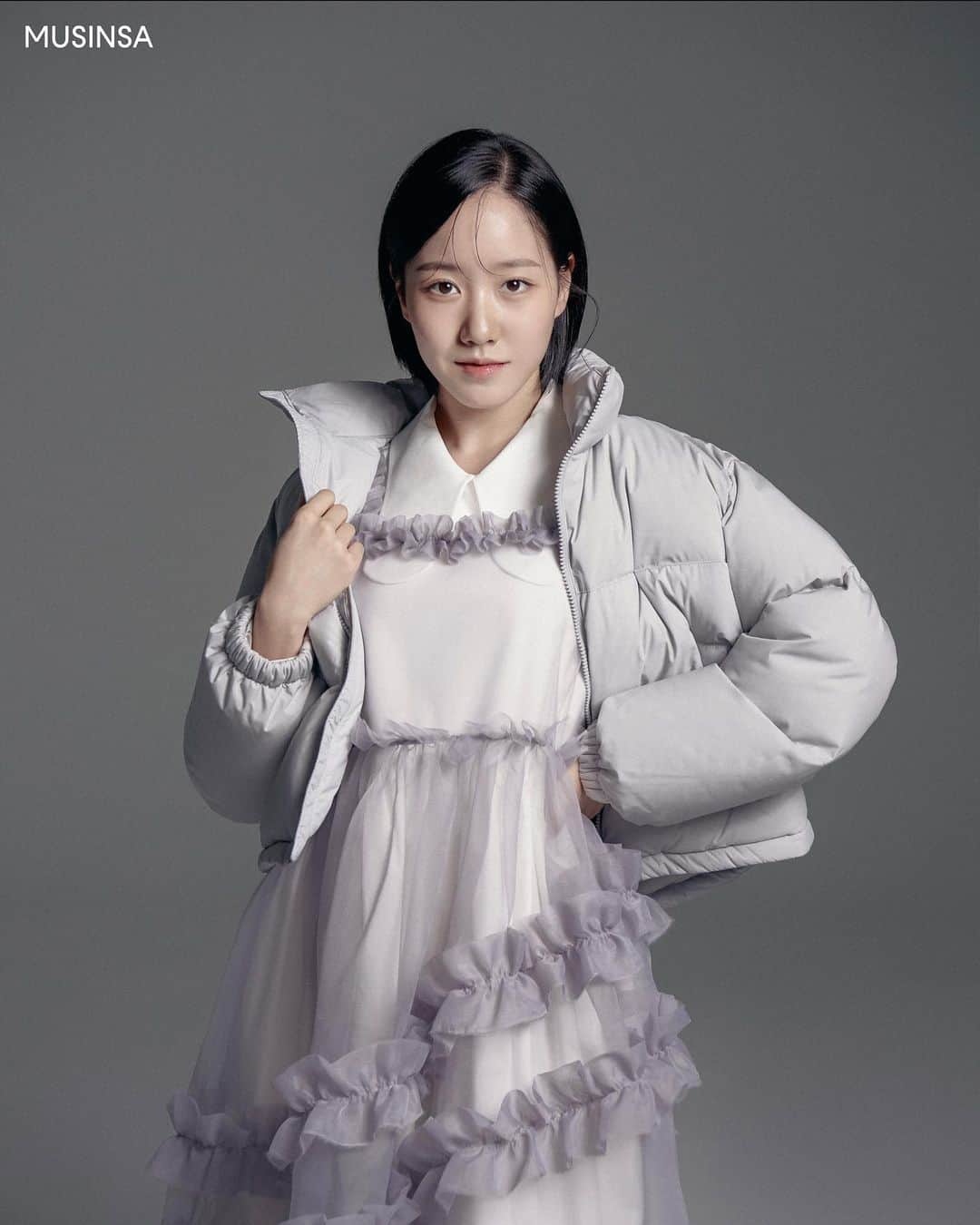 チン・ジヒのインスタグラム：「#아우터의기준이되다 #무신사스탠다드스포츠」