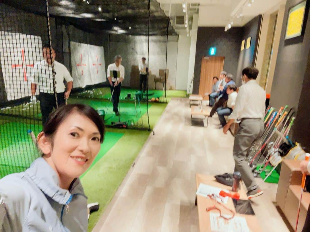 生島早織のインスタグラム：「毎月恒例レッスン会⛳️  近鉄エンジニアリング株式会社様のゴルフ同好会⛳️ インドアレッスン会❣️  月に数回、グリップのイオミックさんのショールーム内にあるインドア練習場『golden ratio』での開催です❣️ 3打席➕パター練習スペース⛳️  参加者の皆様は交代で練習。 最後はみんなでお片付け。 練習の後は同じ建物内のレストランで反省会🍽️🍺  インドアレッスンとコースレッスンでみなさん少しずつレベルアップ👍 このレッスン会を機にゴルフを始めてくれた社員さんには、まずはゴルフの楽しさを感じて貰いたい❣️  あっという間に時間は過ぎてしまいますが、終始和やかな雰囲気に毎回癒されます❣️ 普段の仕事の時はもっと怖い顔しているのかな？ こんな先輩なら私も会社勤め出来るかも？ なんて思う時があります🤣 たぶん 3日と持たないと思いますが😅  これからも本職で頑張ります⛳️  #近鉄エンジニアリング #ゴルフ同好会 #ゴルフレッスン会 #goldenratio  #イオミック #女子プロゴルファー #ゴルフのお仕事 #生島早織」