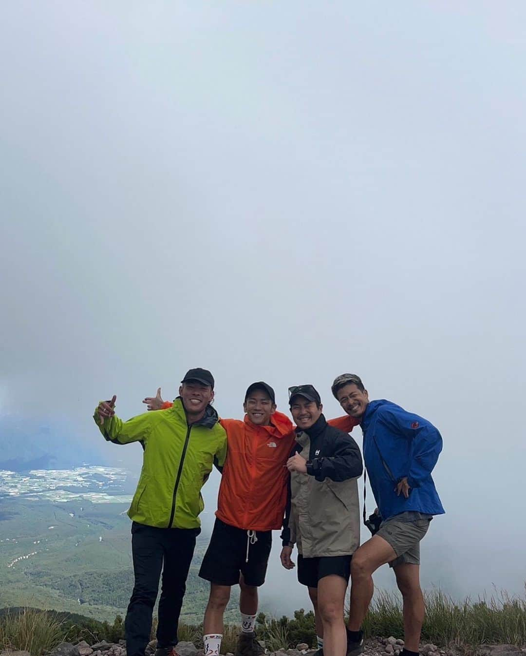 シノサンさんのインスタグラム写真 - (シノサンInstagram)「初登山。  4.5時間の登山。鍛えられるうー！  アクティブに生きていこ！！」9月25日 16時27分 - shinofilms