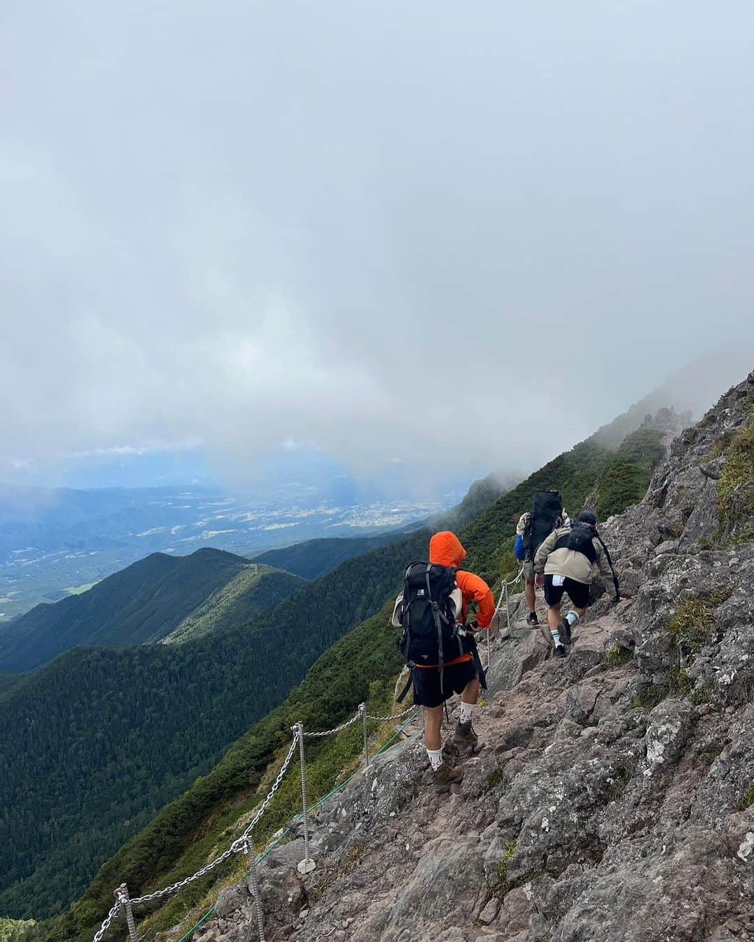 シノサンさんのインスタグラム写真 - (シノサンInstagram)「初登山。  4.5時間の登山。鍛えられるうー！  アクティブに生きていこ！！」9月25日 16時27分 - shinofilms