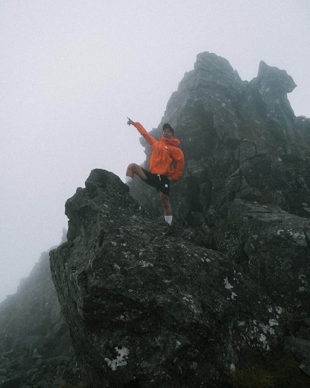 シノサンさんのインスタグラム写真 - (シノサンInstagram)「初登山。  4.5時間の登山。鍛えられるうー！  アクティブに生きていこ！！」9月25日 16時27分 - shinofilms