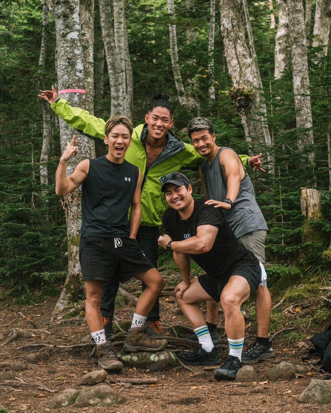 シノサンのインスタグラム：「初登山。  4.5時間の登山。鍛えられるうー！  アクティブに生きていこ！！」